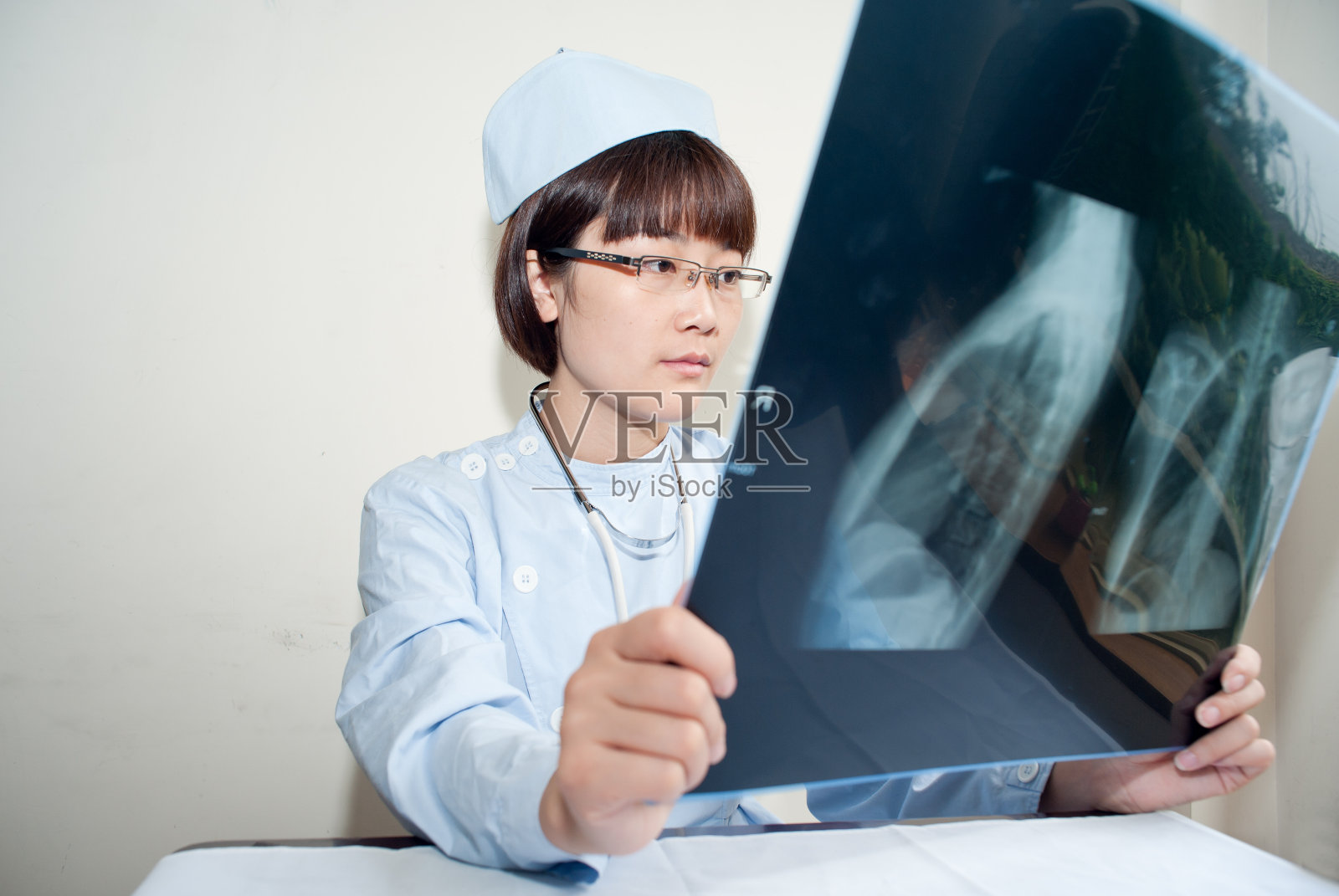 女医生在x光室照片摄影图片