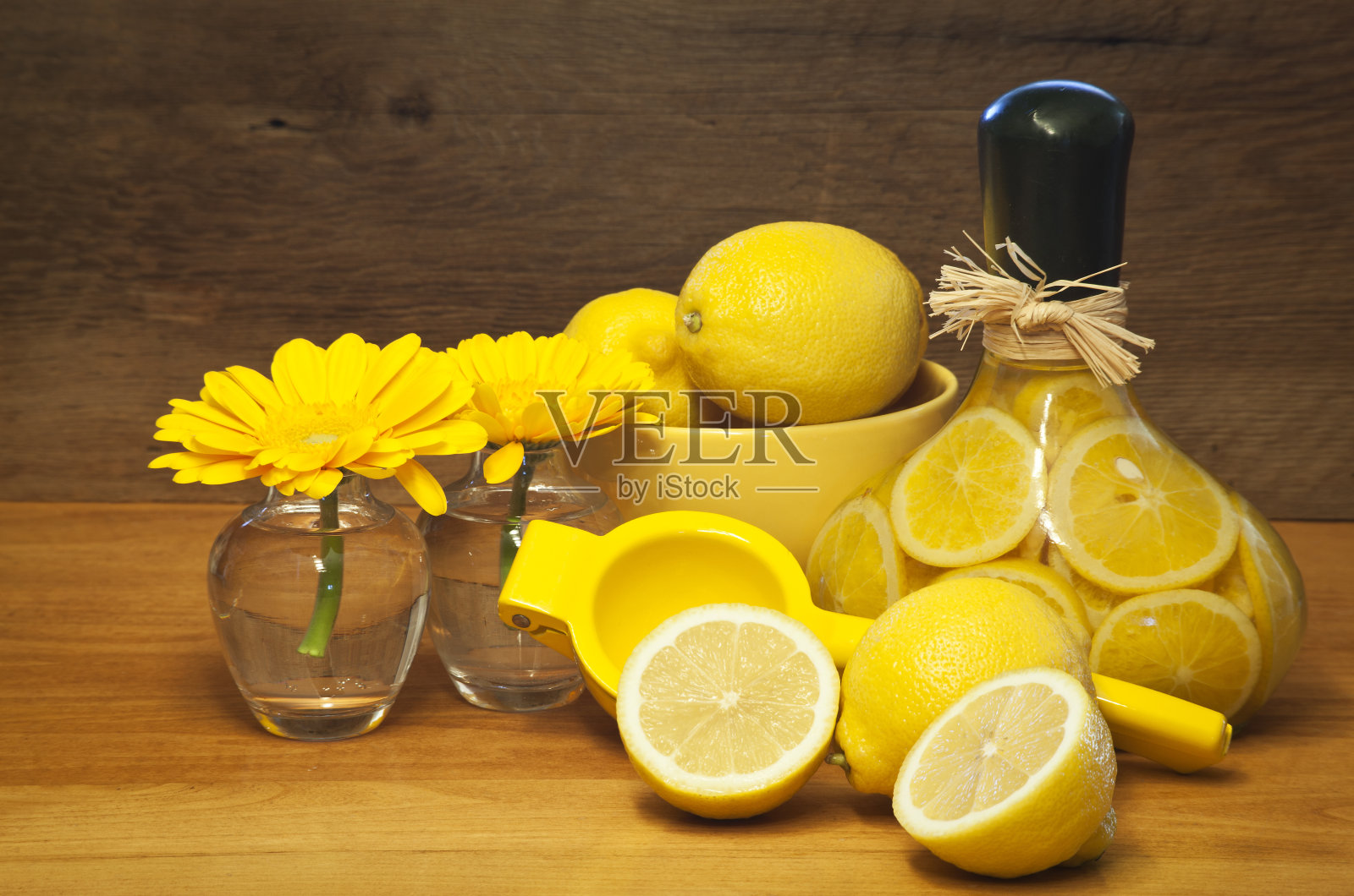 柠檬和榨汁机照片摄影图片