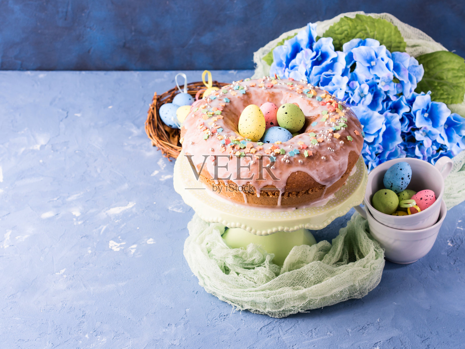 装饰有糖霜和节日装饰的复活节甜蛋糕照片摄影图片
