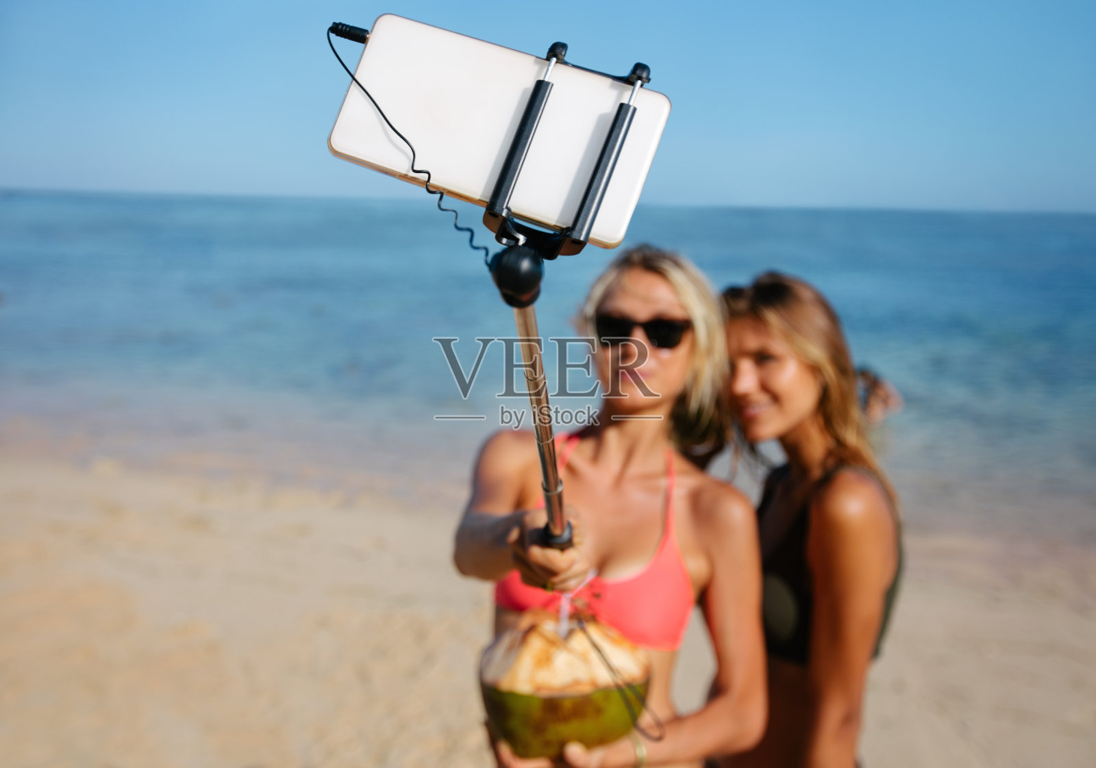 女性朋友在海滩度假自拍照片摄影图片