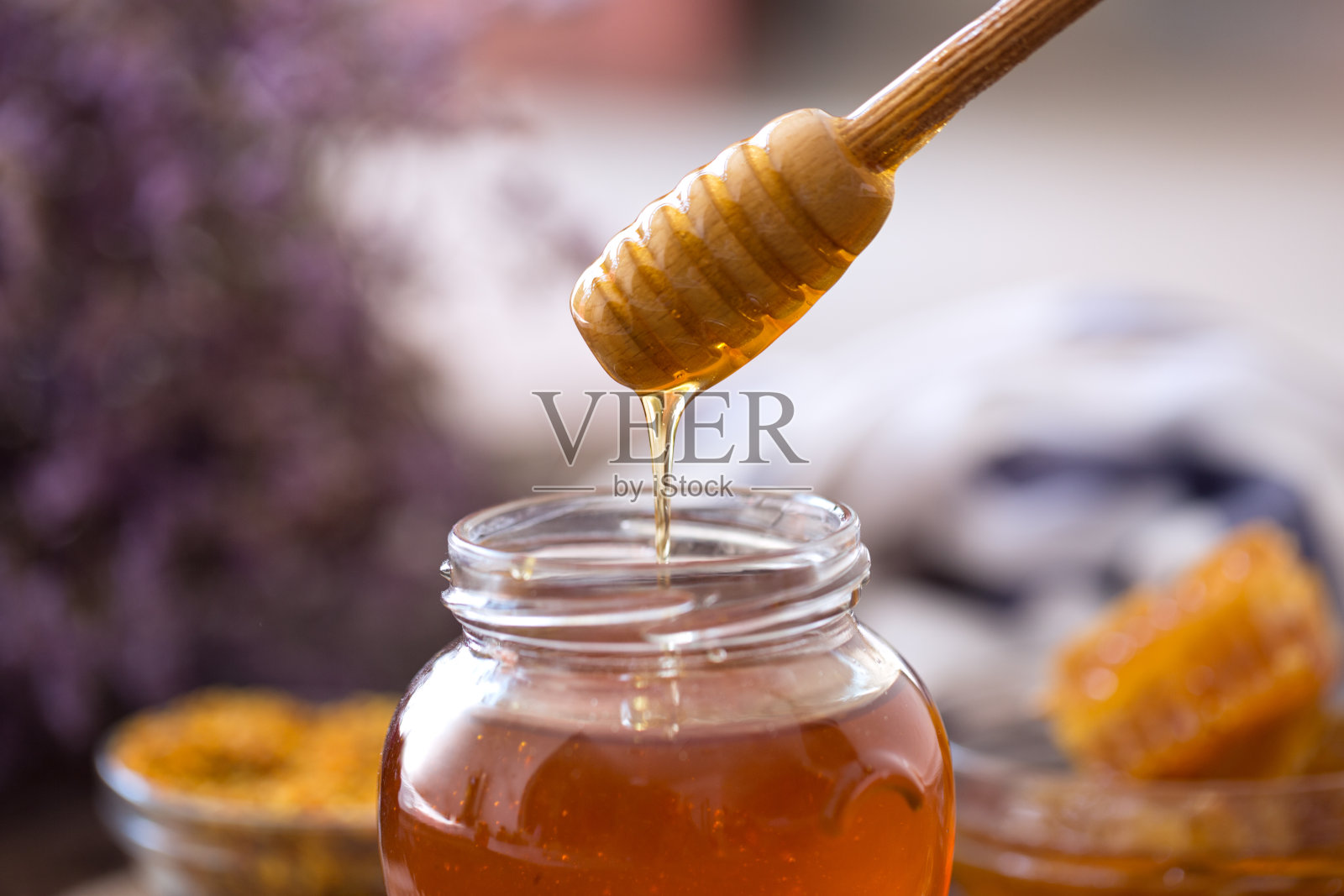 从木勺上滴下香甜的新鲜蜂蜜照片摄影图片