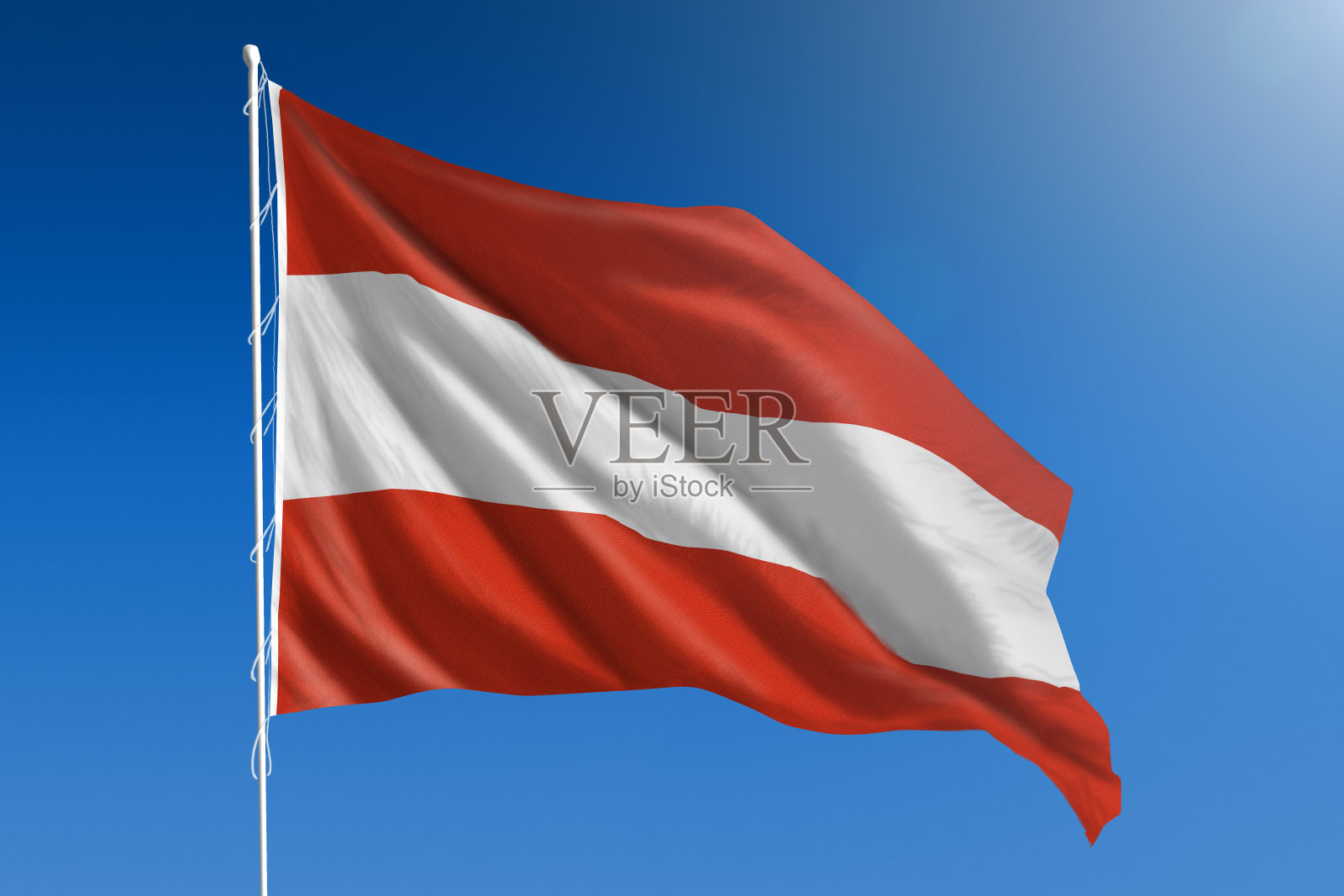 晴朗的蓝天上悬挂着奥地利国旗照片摄影图片