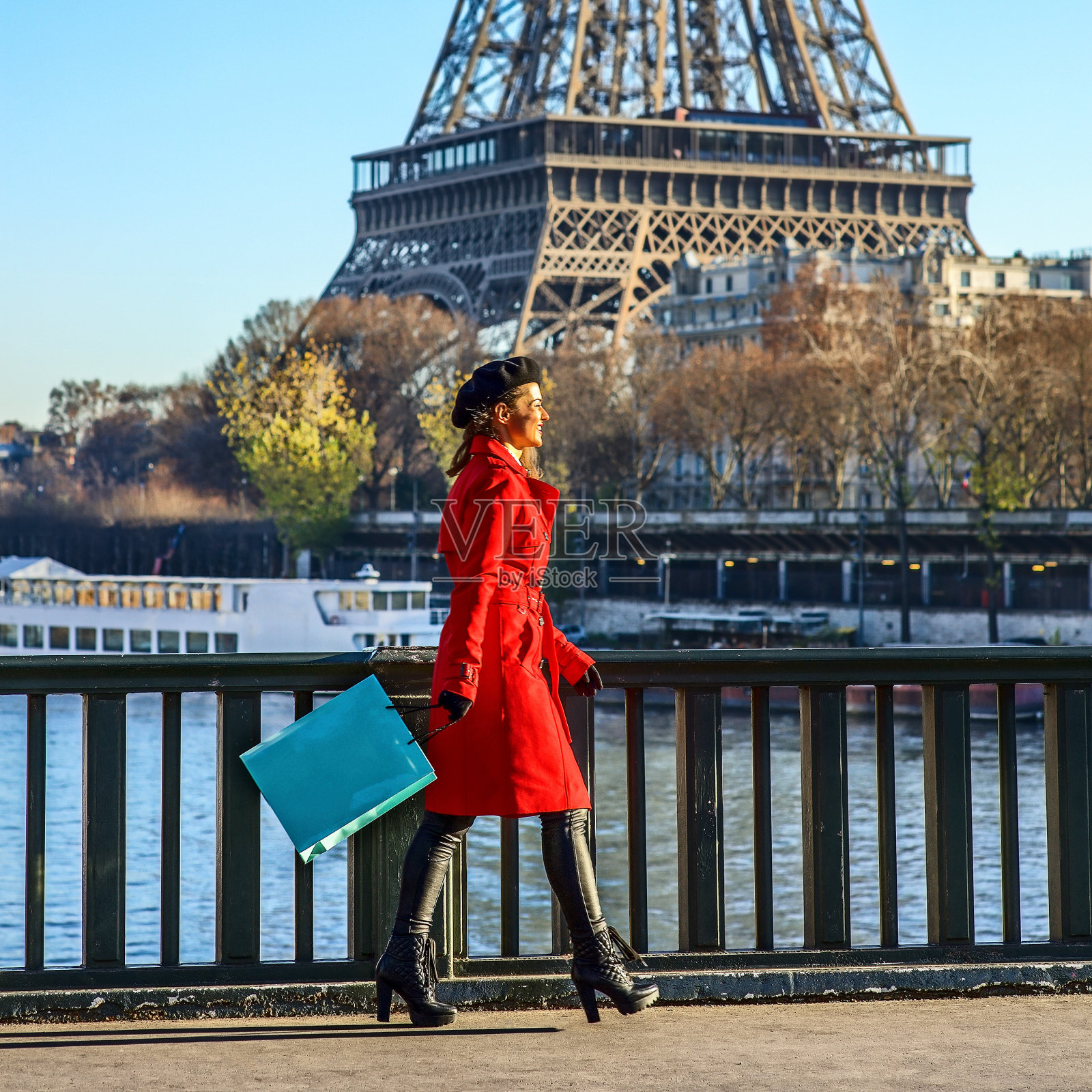 在法国巴黎埃菲尔铁塔附近的堤岸上散步的女人照片摄影图片