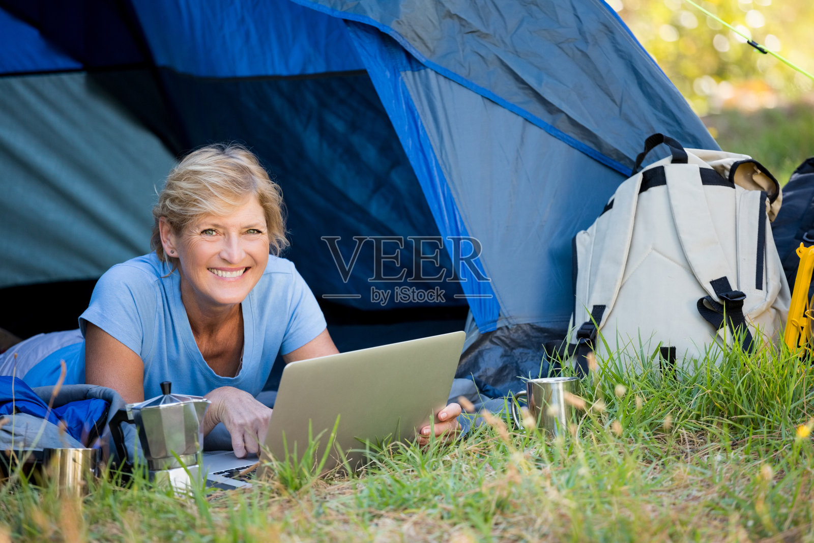 成熟的女人微笑着用电脑照片摄影图片