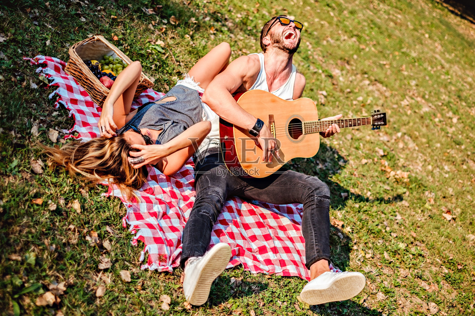 一对情侣在野餐时开怀大笑照片摄影图片