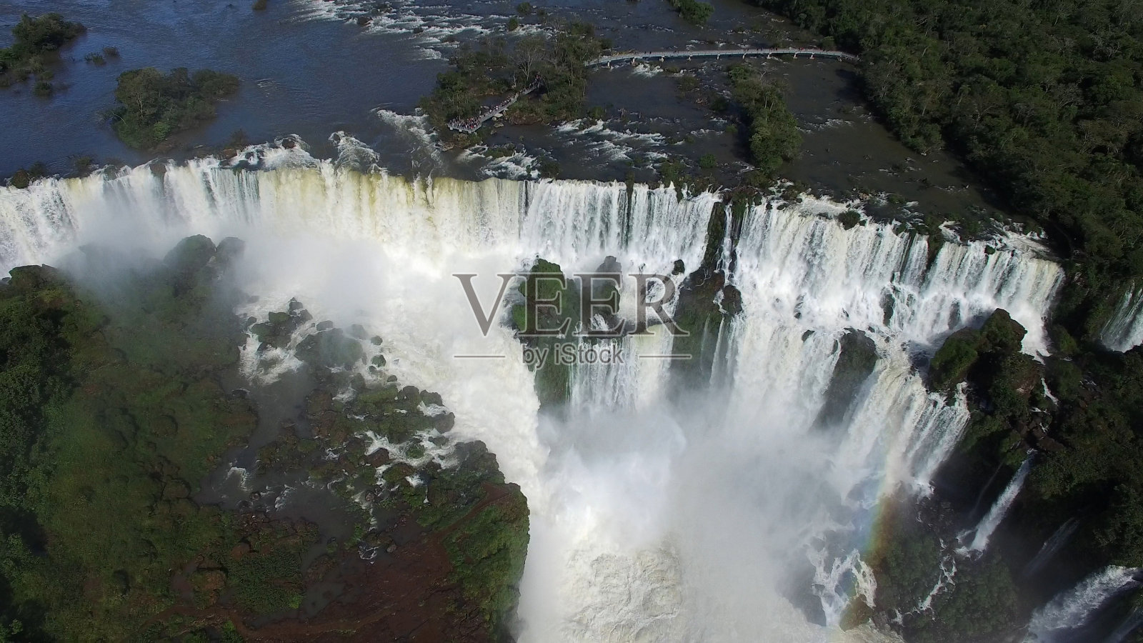 鸟瞰图伊瓜苏瀑布，在巴西和阿根廷的边界照片摄影图片