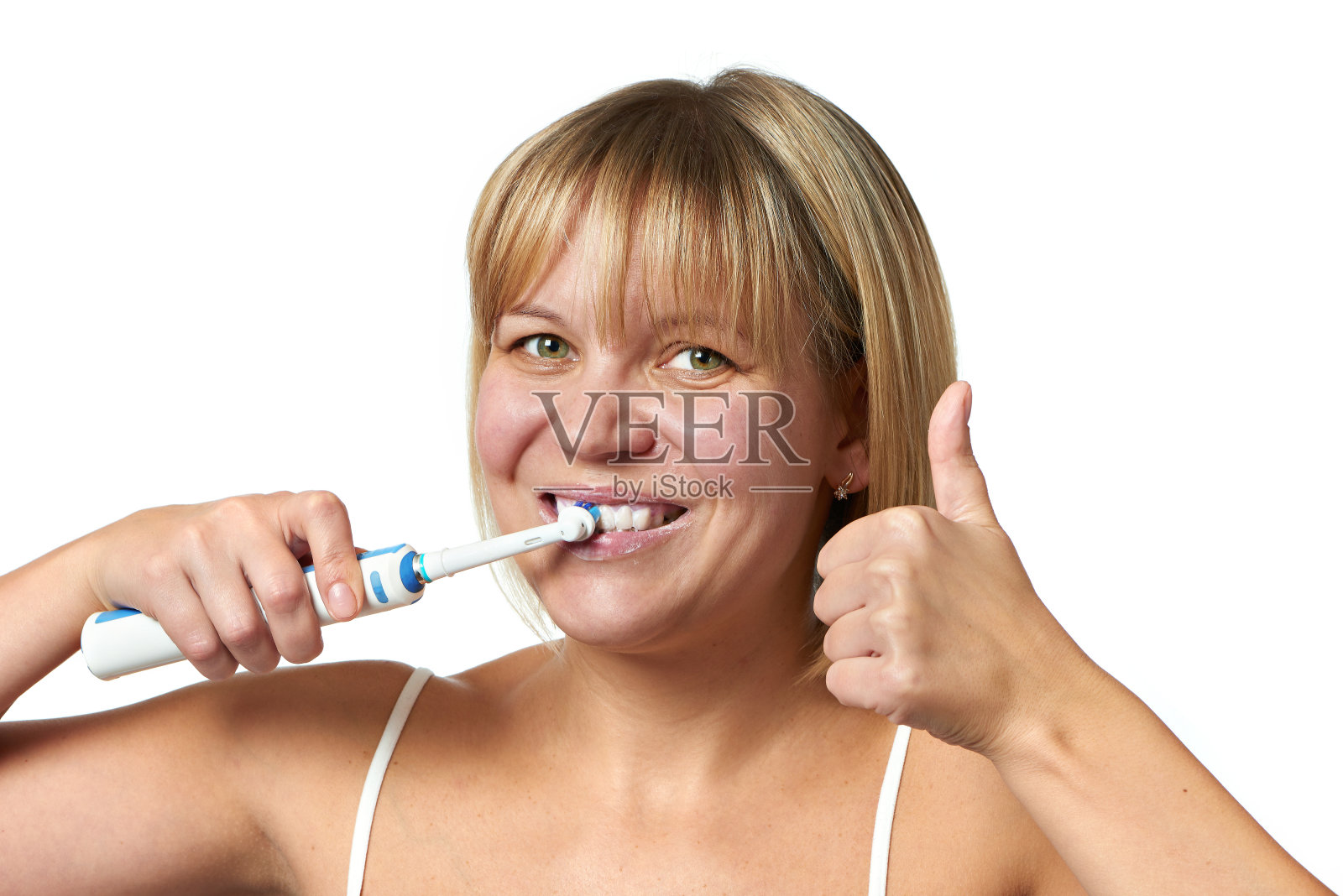 快乐的女人刷牙和竖起大拇指表示ok孤立照片摄影图片