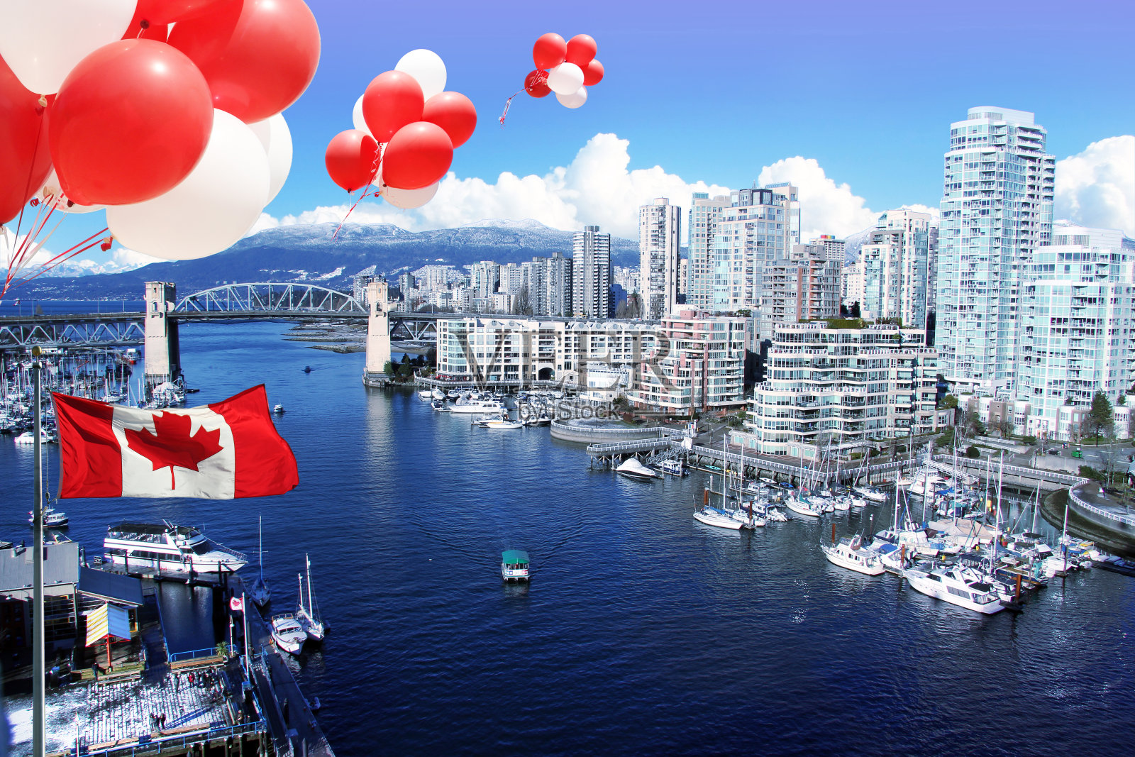 加拿大日气球和旗帜。照片摄影图片