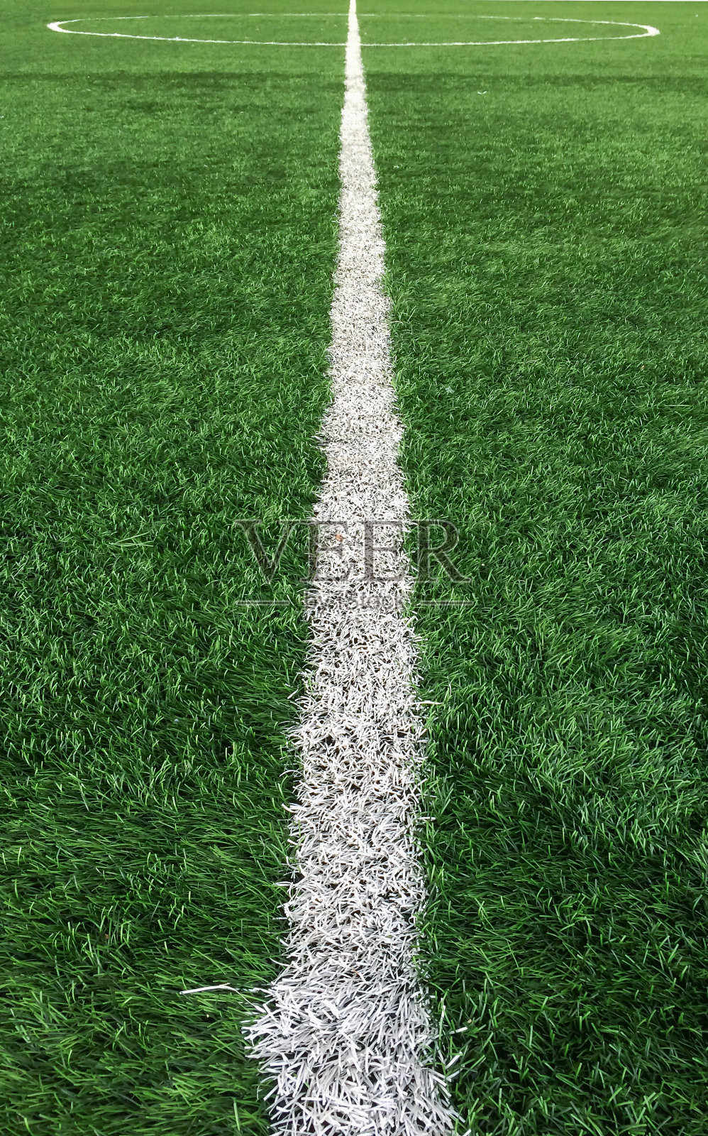 白色条纹线到绿色足球场的中心照片摄影图片