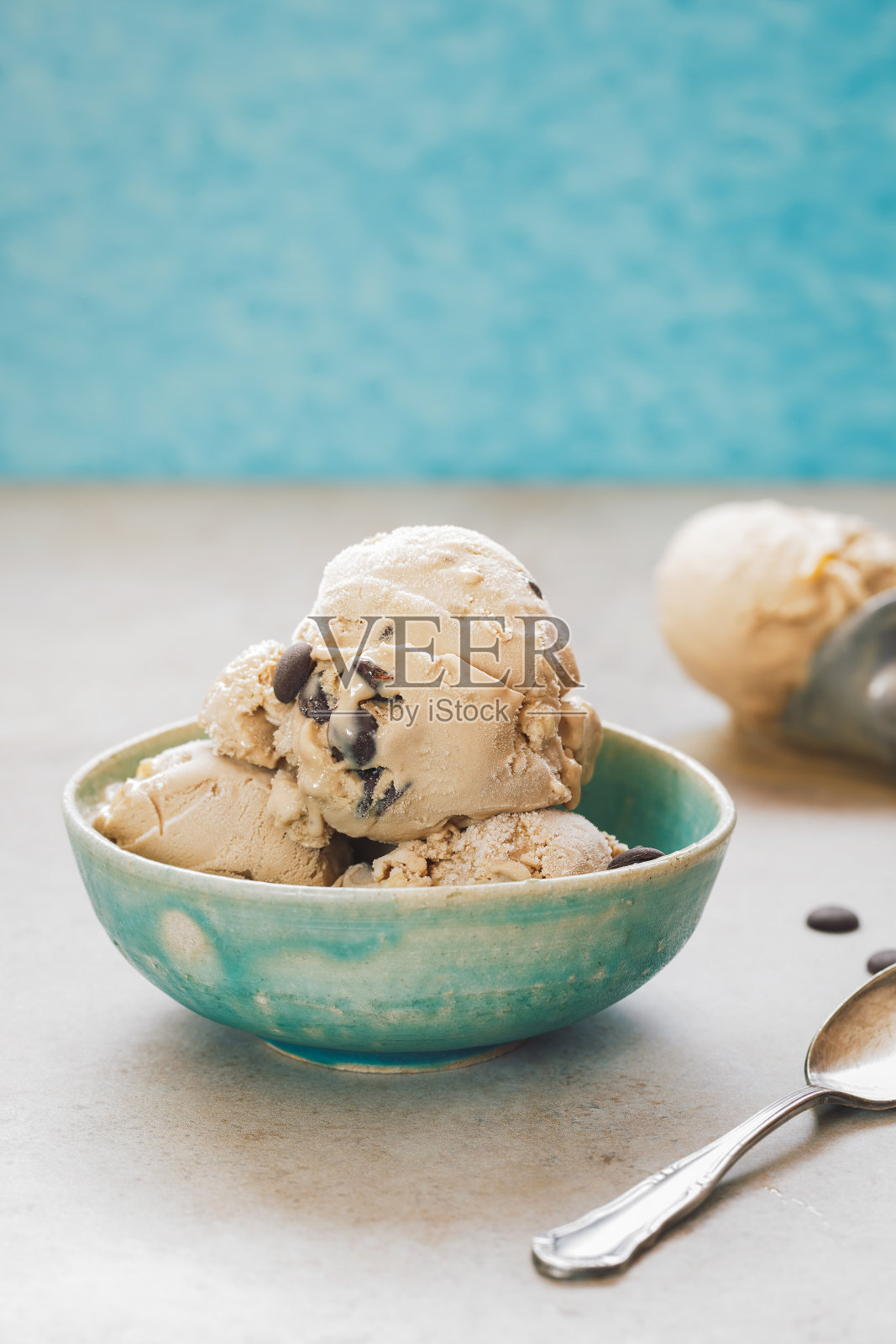 夏天的甜点冰淇淋在一个碗里照片摄影图片
