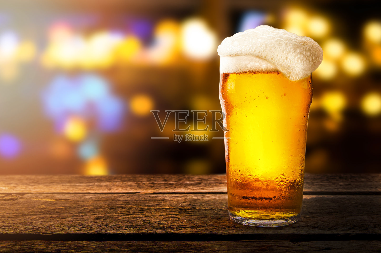 一杯啤酒在一个酒吧的桌子上模糊的散焦背景照片摄影图片
