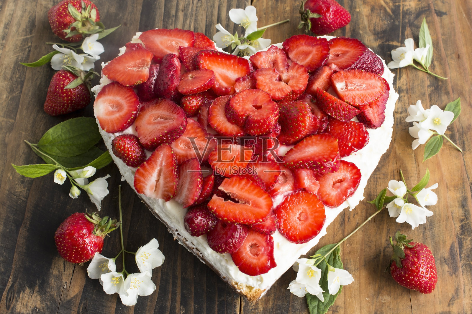 草莓心形芝士蛋糕照片摄影图片