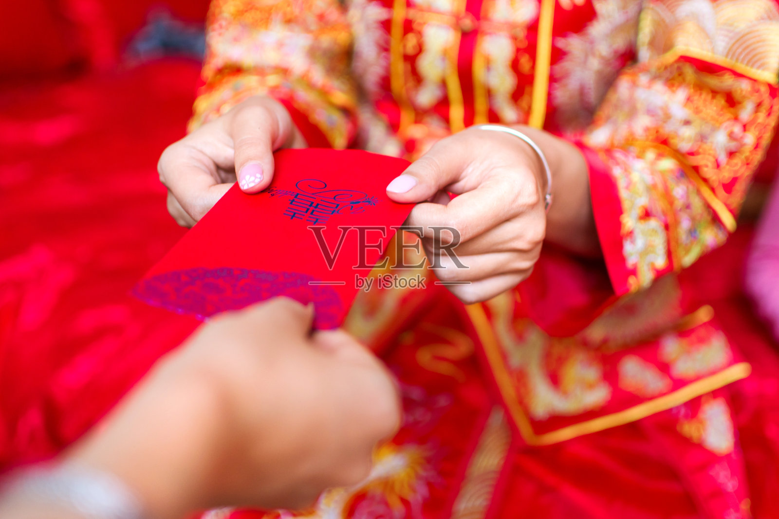 中国新娘给红包照片摄影图片