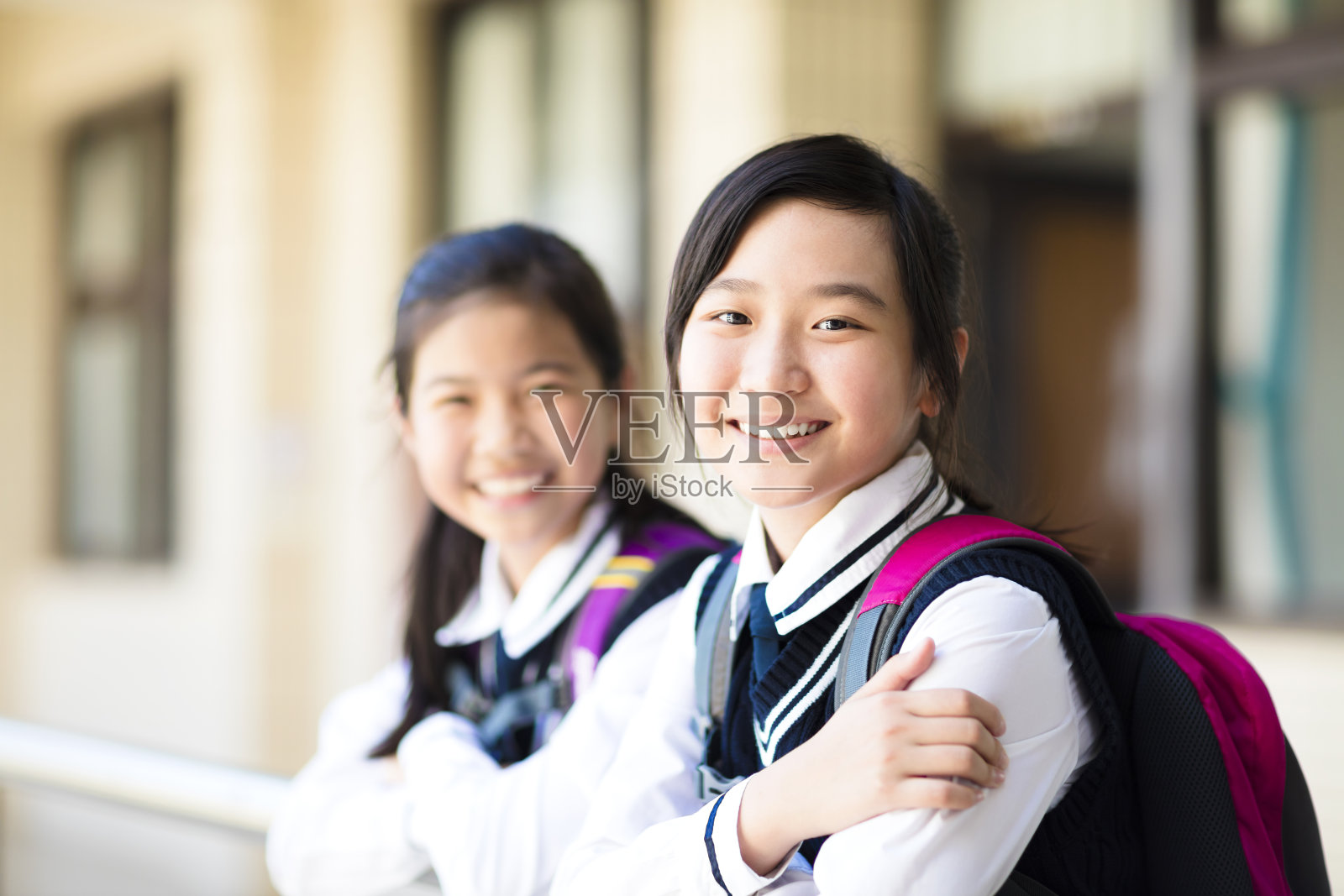 学校里两个面带微笑的漂亮女生照片摄影图片