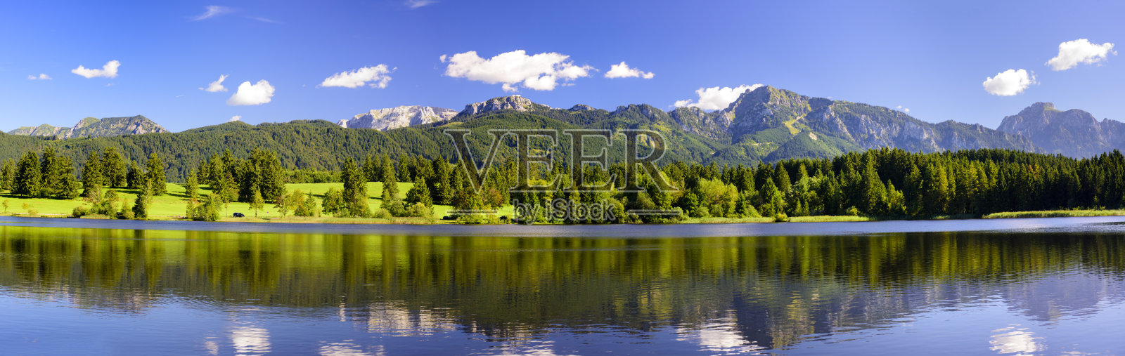 在德国巴伐利亚的全景场景，阿尔卑斯山在湖中镜像照片摄影图片