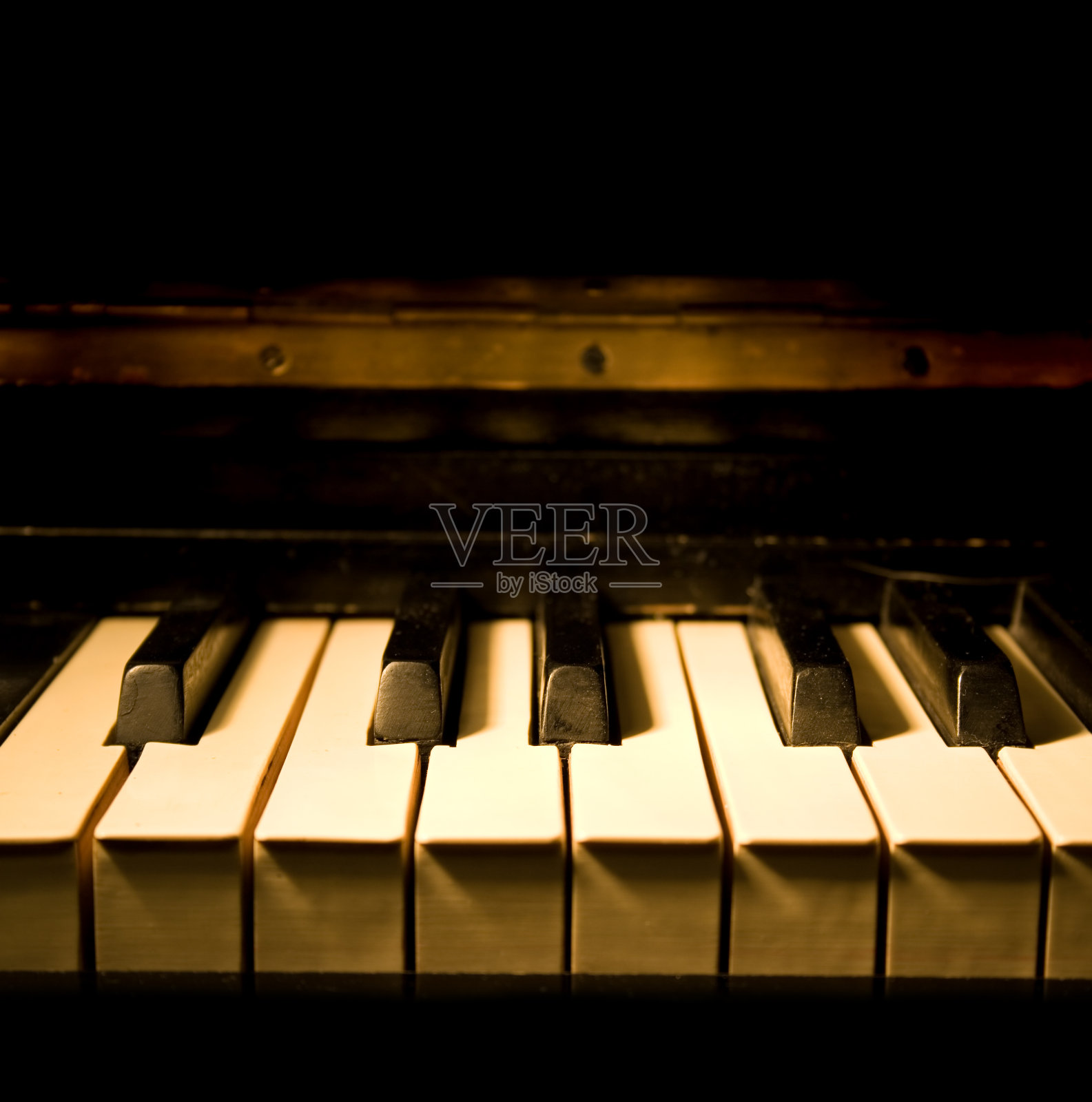 一架老式钢琴的琴键的近景照片摄影图片