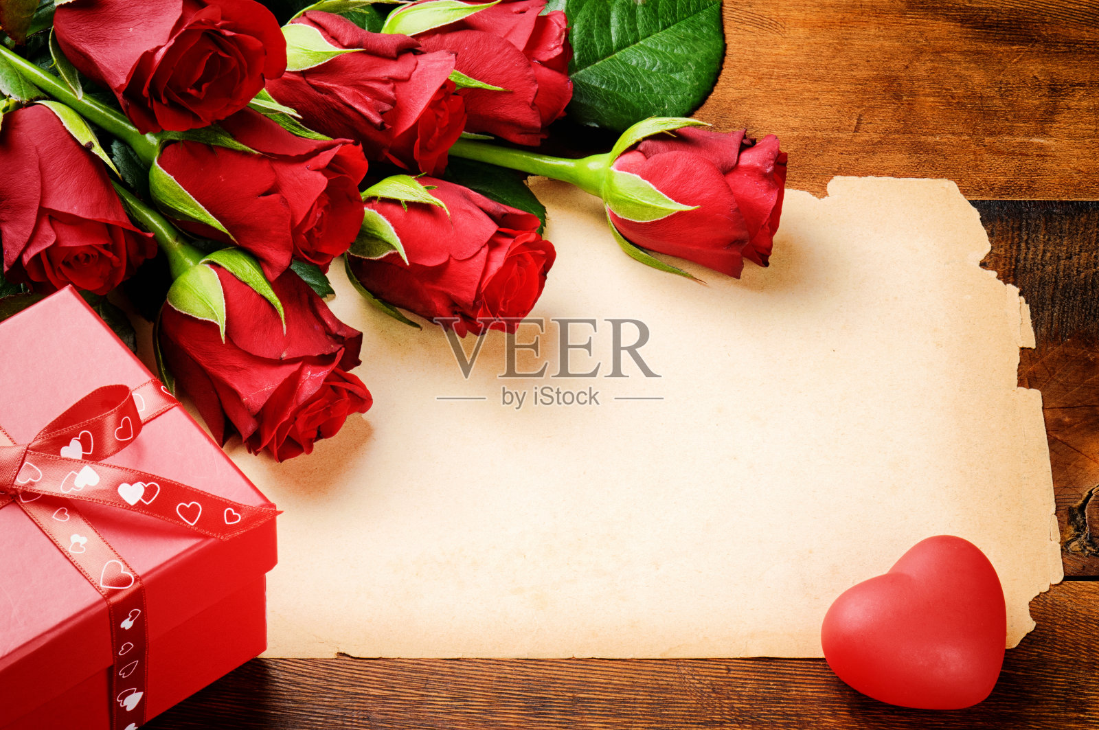 有红玫瑰和老式纸的情人节相框照片摄影图片