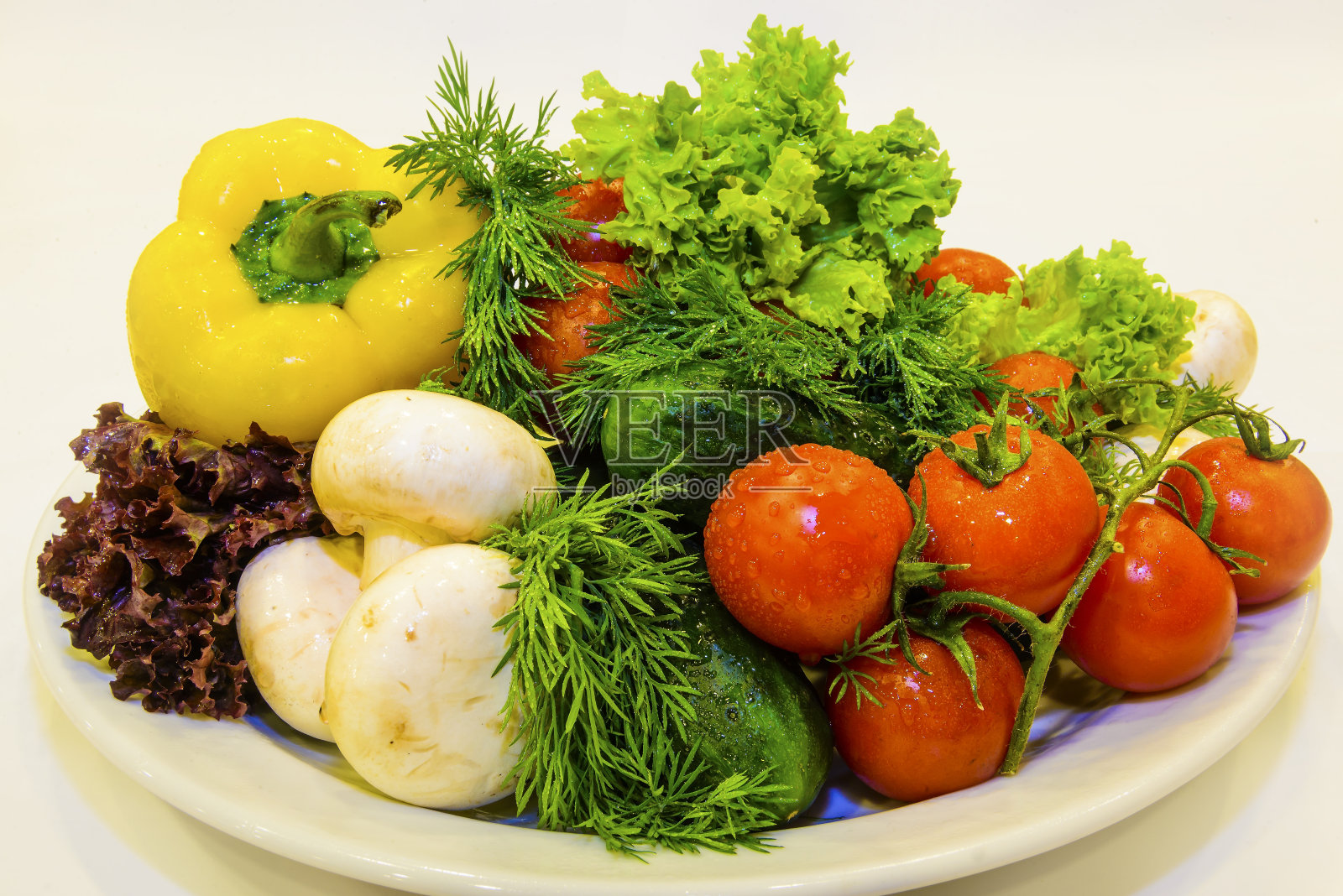 白盘子里的新鲜蔬菜。照片摄影图片