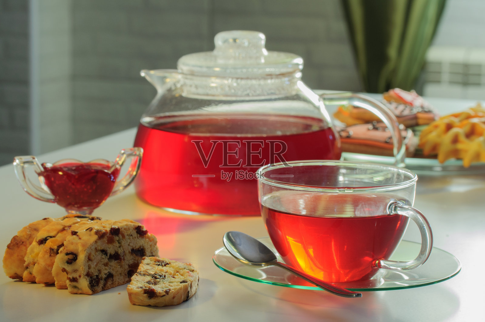 花茶壶，葡萄干饼干和覆盆子果酱照片摄影图片