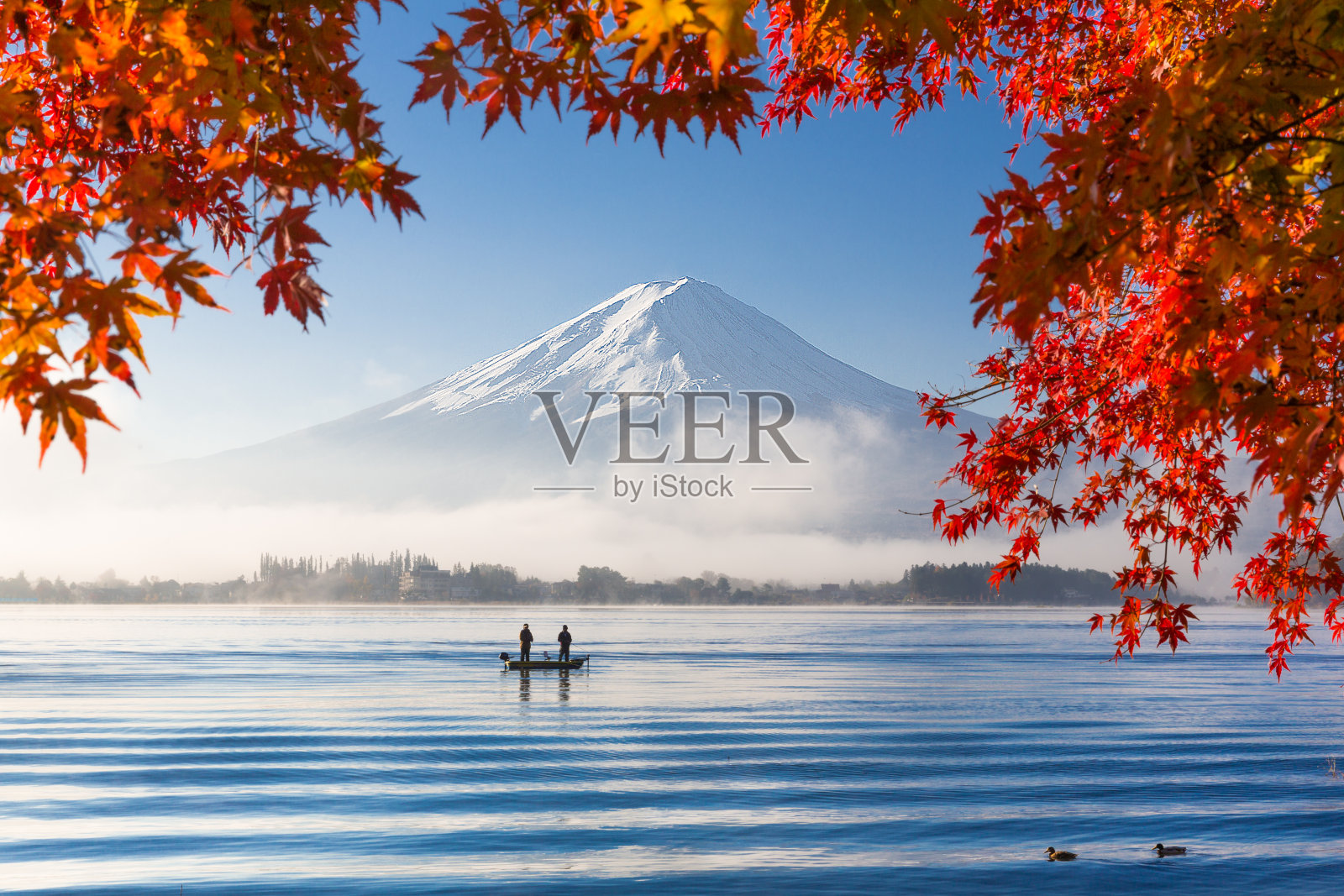 秋天有富士山和晨雾湖照片摄影图片