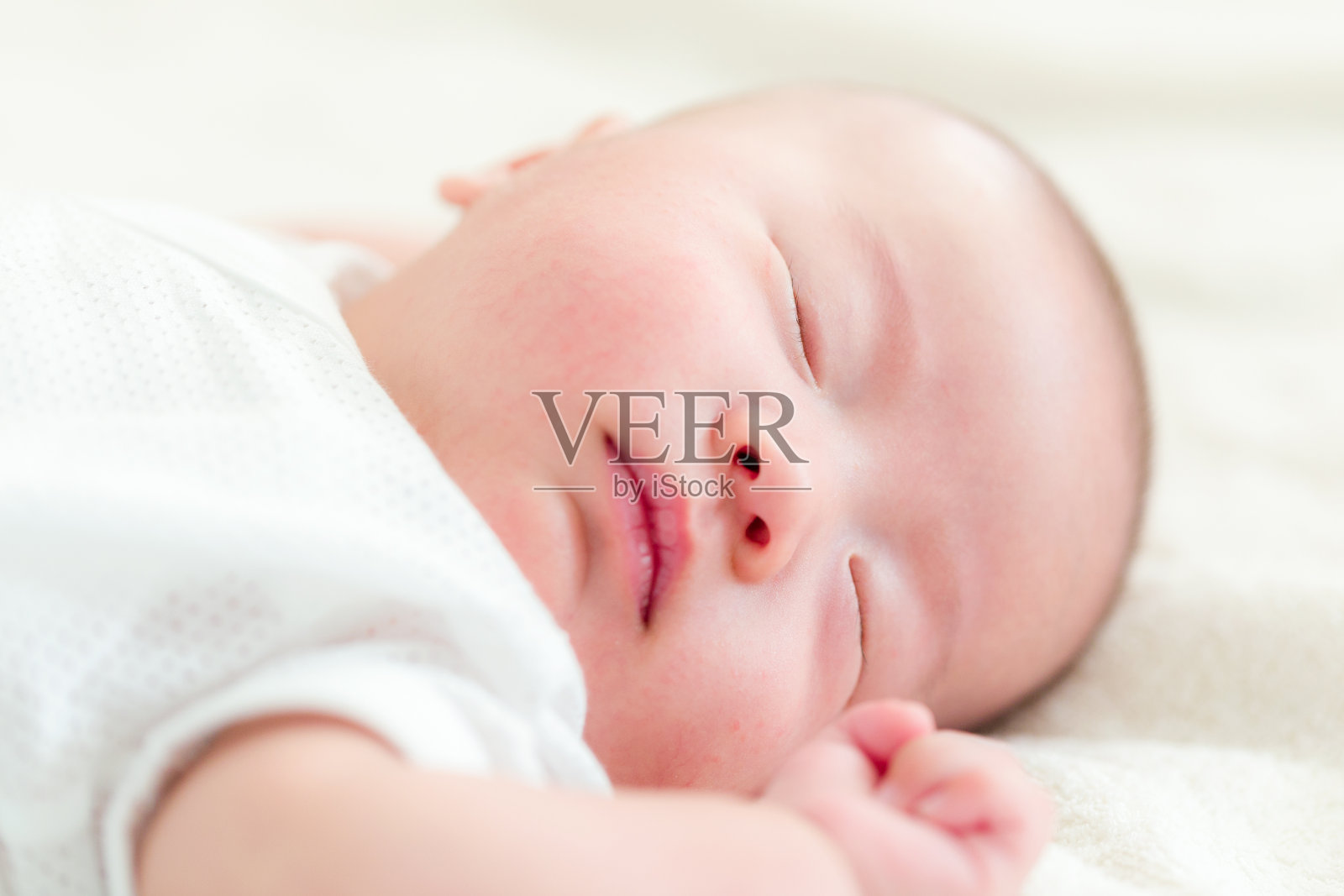 熟睡的新生儿的特写照片摄影图片
