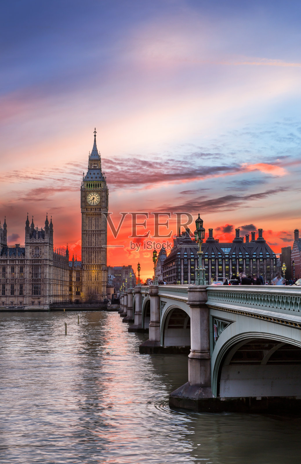 日落时分的大本钟和威斯敏斯特大桥照片摄影图片