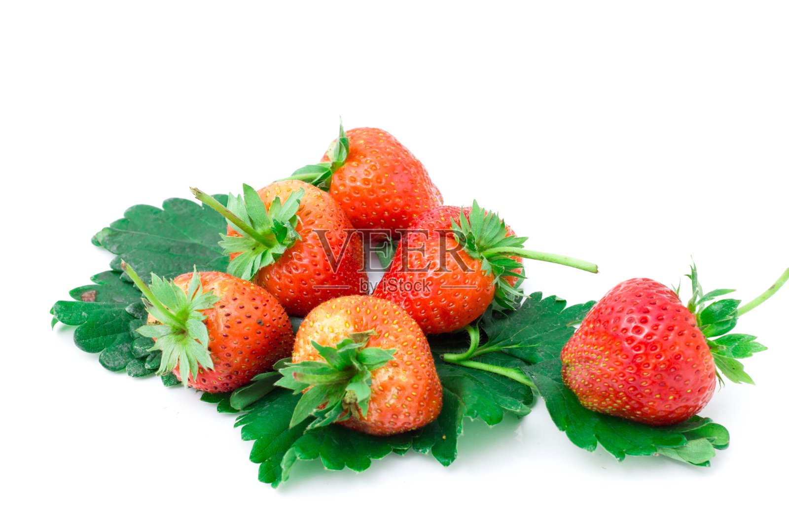 新鲜草莓孤立在白色背景。照片摄影图片