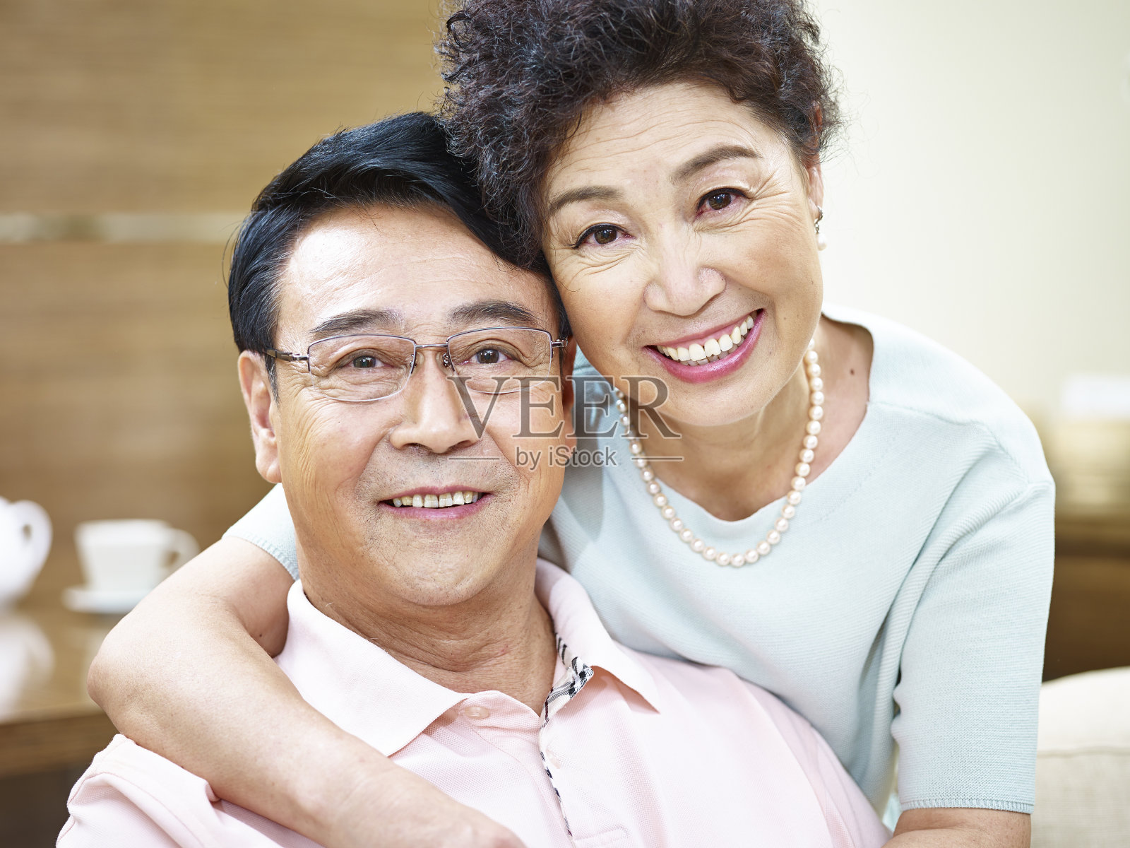 一对快乐的亚洲老年夫妇的肖像照片摄影图片