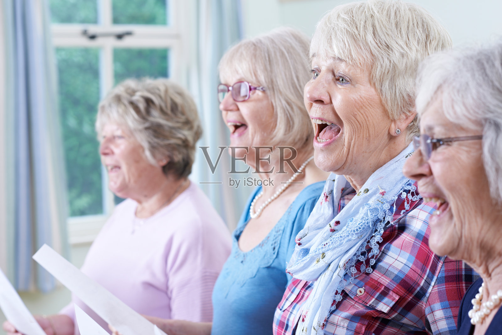 一群老年妇女在合唱照片摄影图片