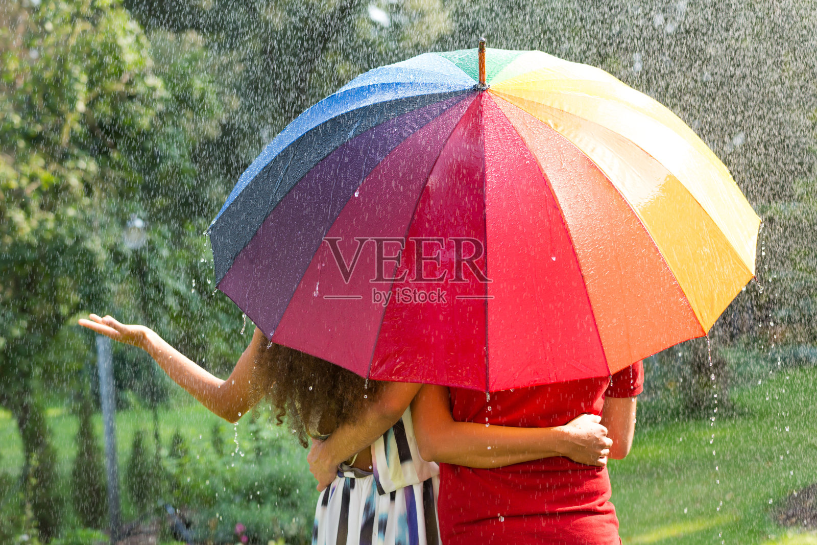 彩虹伞下的情侣照片摄影图片