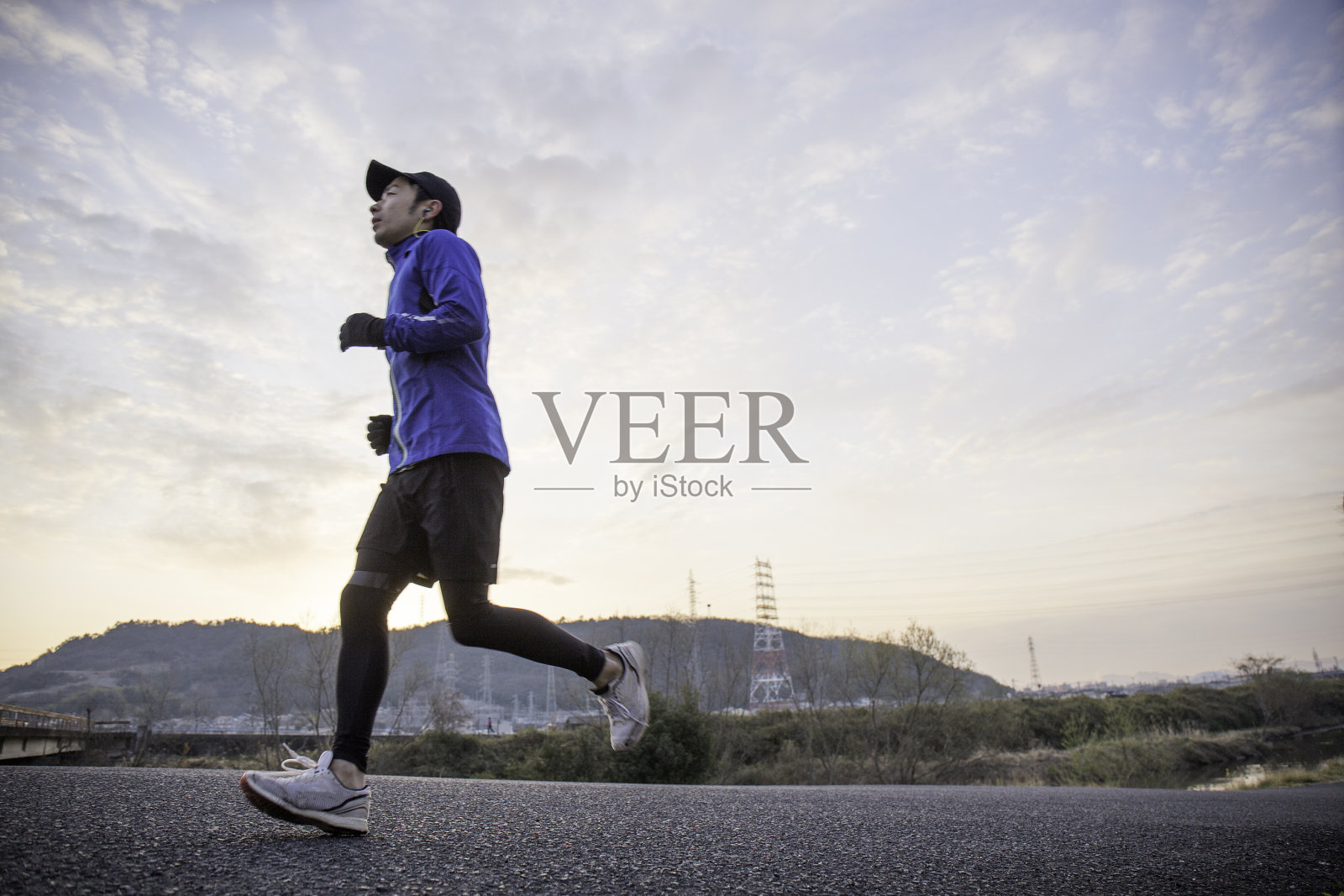 日本男人早上跑步照片摄影图片