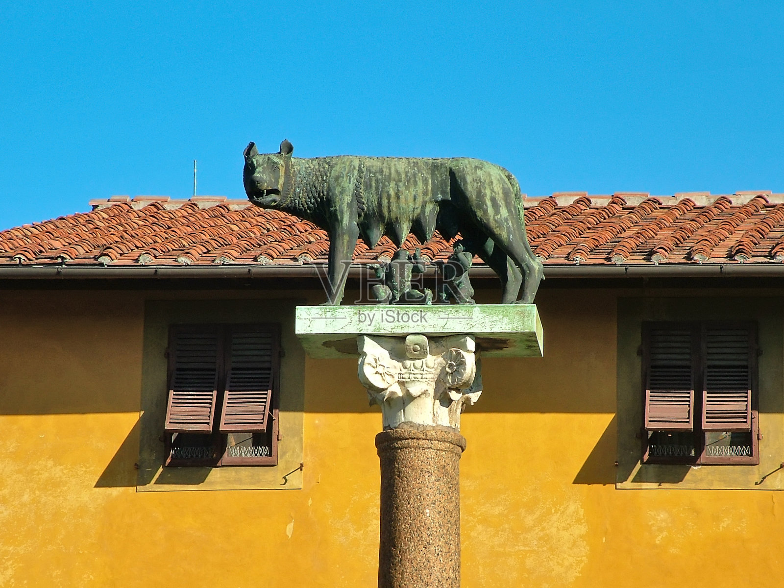 意大利比萨的卡皮托琳母狼纪念碑照片摄影图片