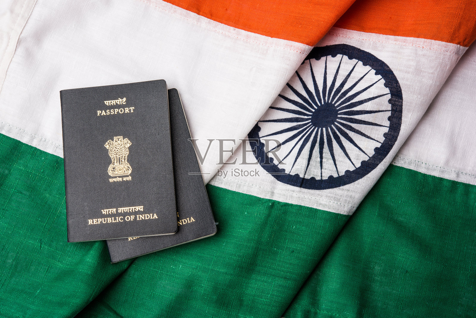 印度护照和真正的印度三色旗，由哈迪棉或纯棉材料制成照片摄影图片