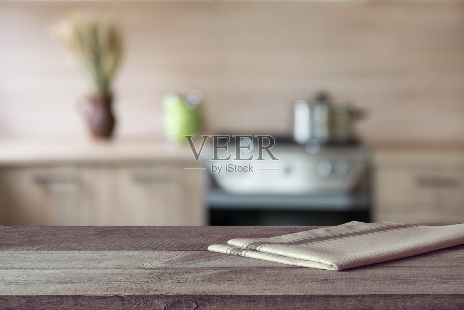 模糊和抽象的背景。空木制桌面和散焦现代厨房背景展示或蒙太奇您的产品。健美的形象。照片摄影图片