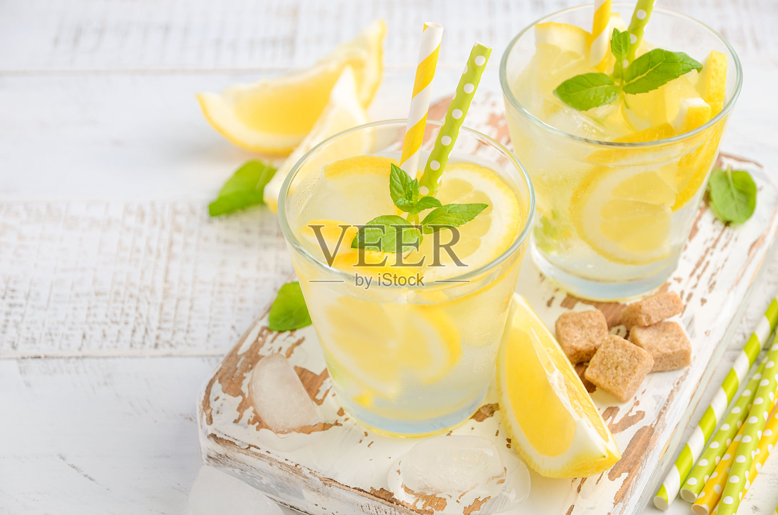 清凉的夏日饮品，以柠檬和薄荷为背景。照片摄影图片