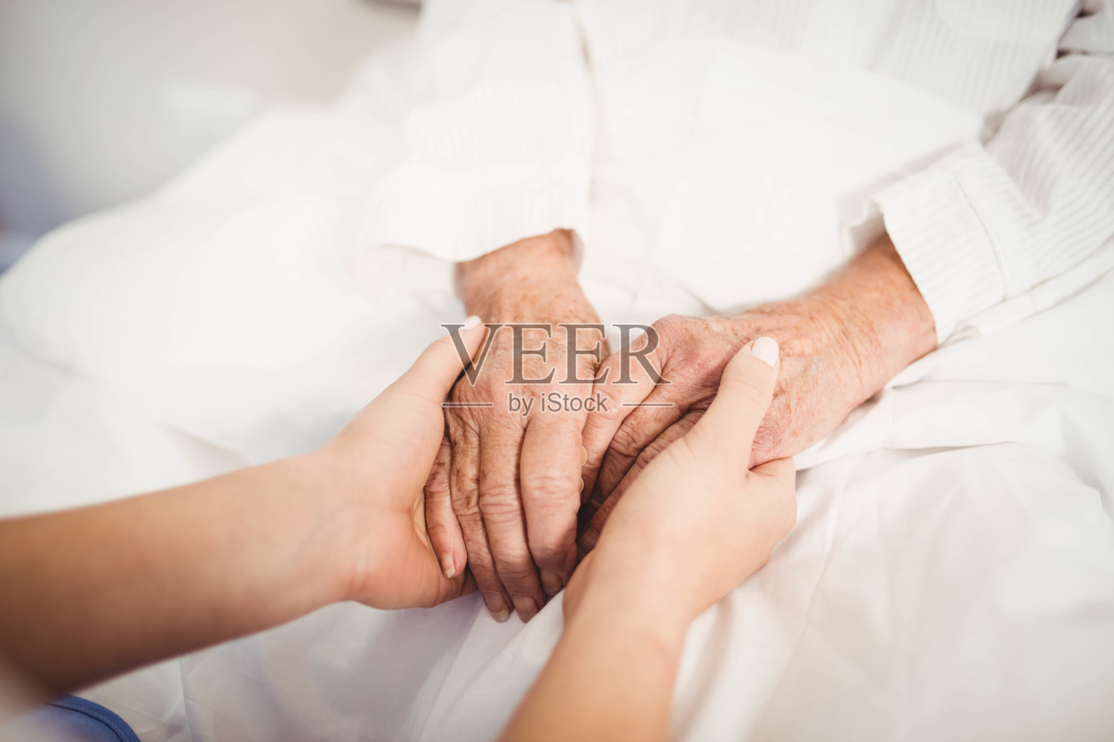 老妇人和护士手牵着手照片摄影图片