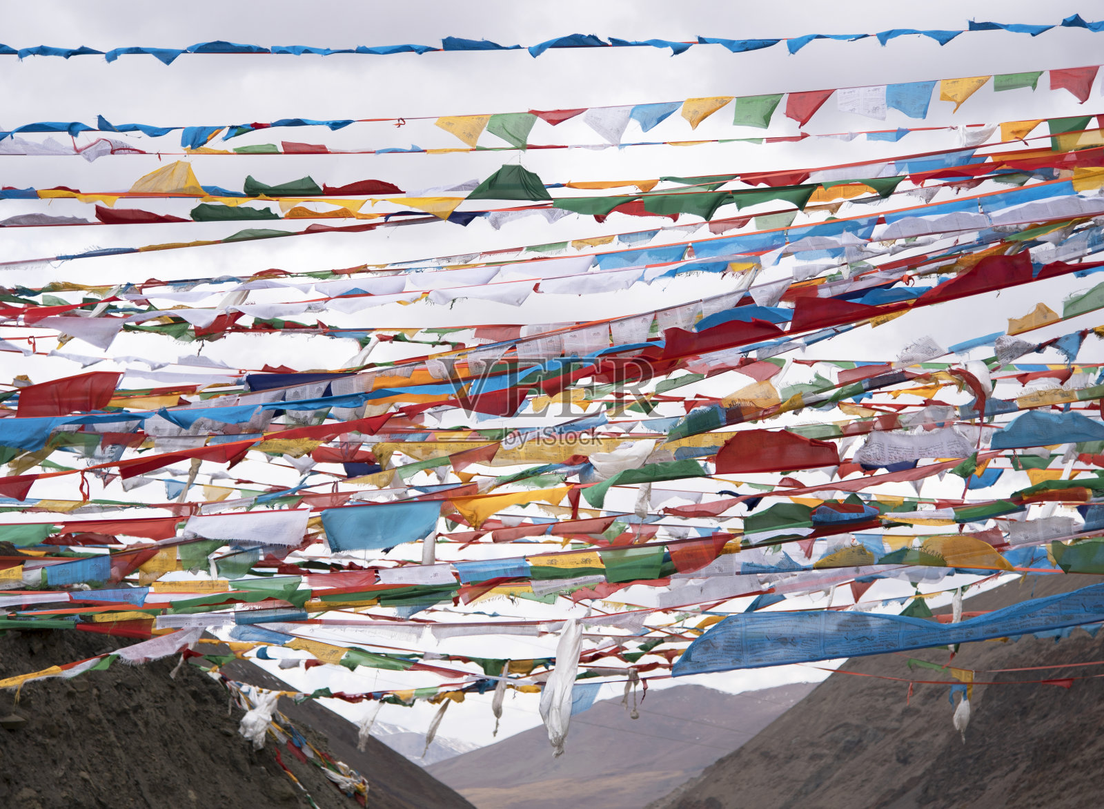 几面彩色的经幡悬挂在喜马拉雅山上照片摄影图片
