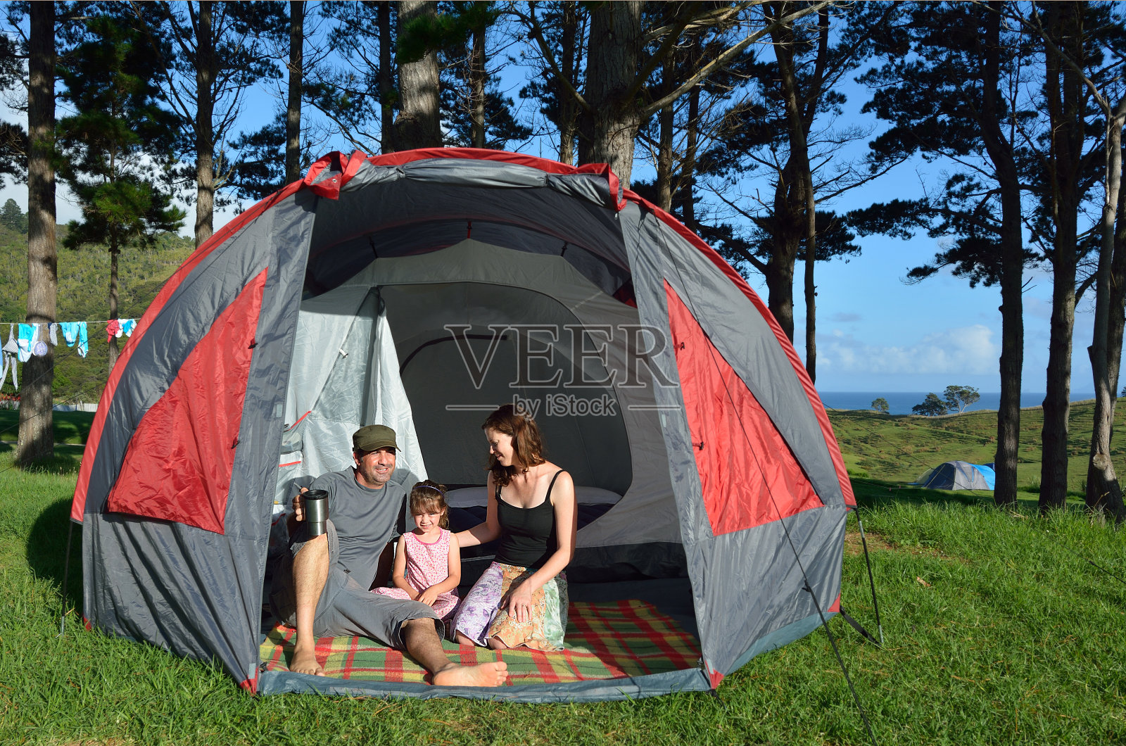 年轻的家庭在户外的帐篷里露营照片摄影图片