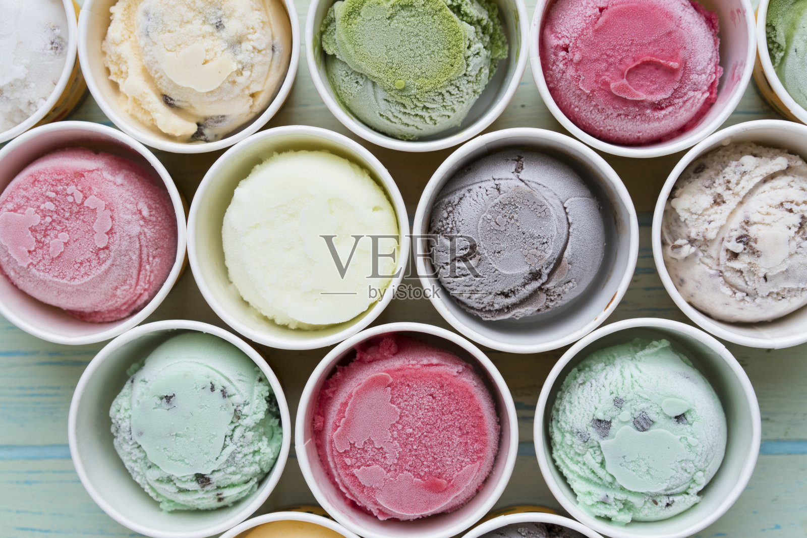 俯视图冰淇淋口味在杯子上的黑地照片摄影图片