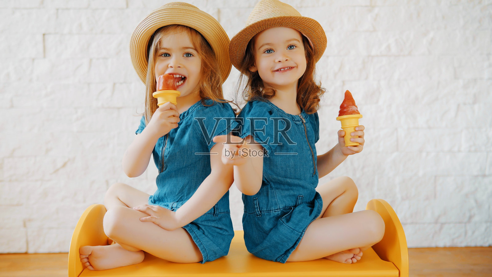 女孩们在等待假期的时候在家吃冰淇淋照片摄影图片