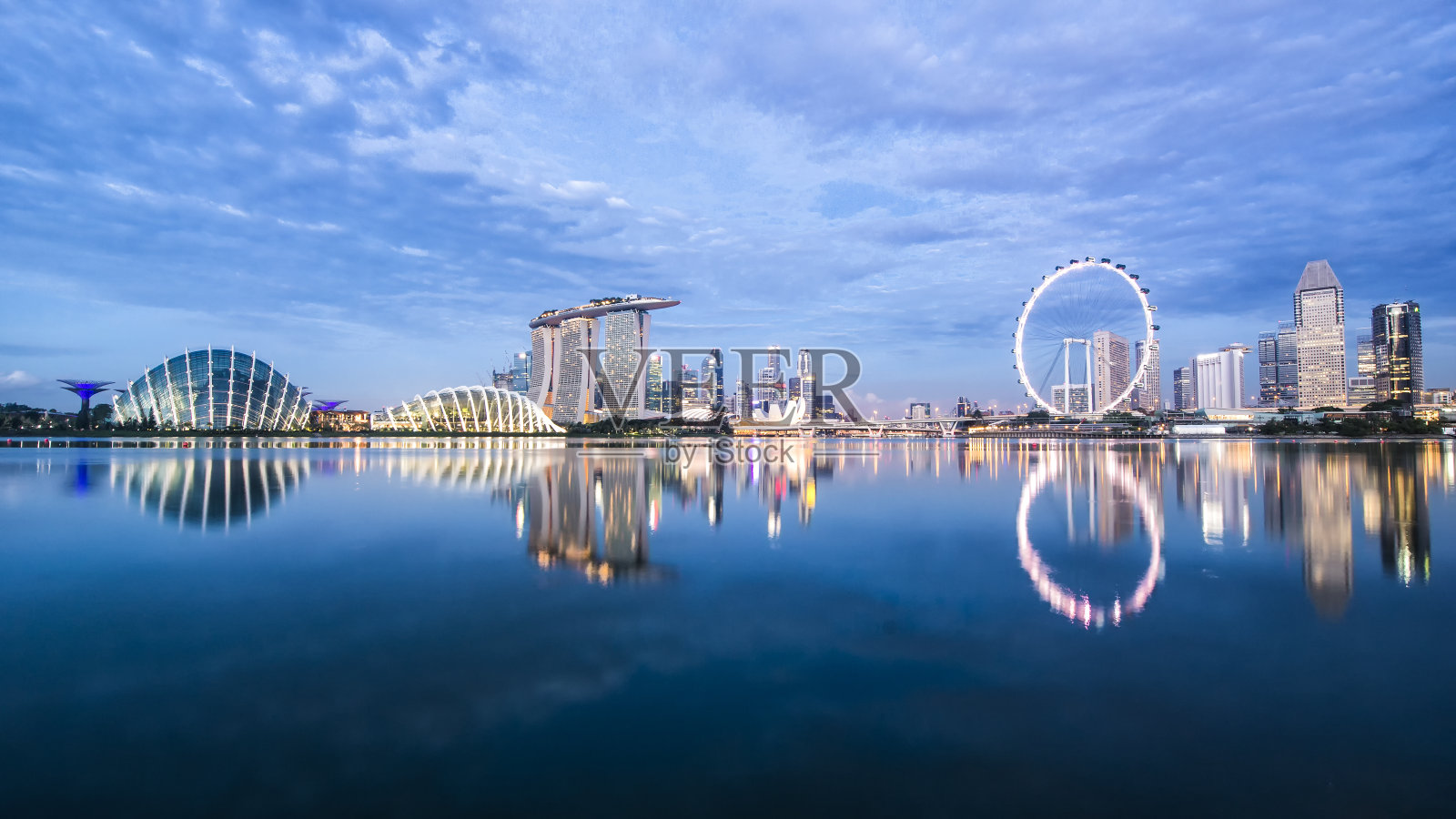 新加坡的天际线。照片摄影图片
