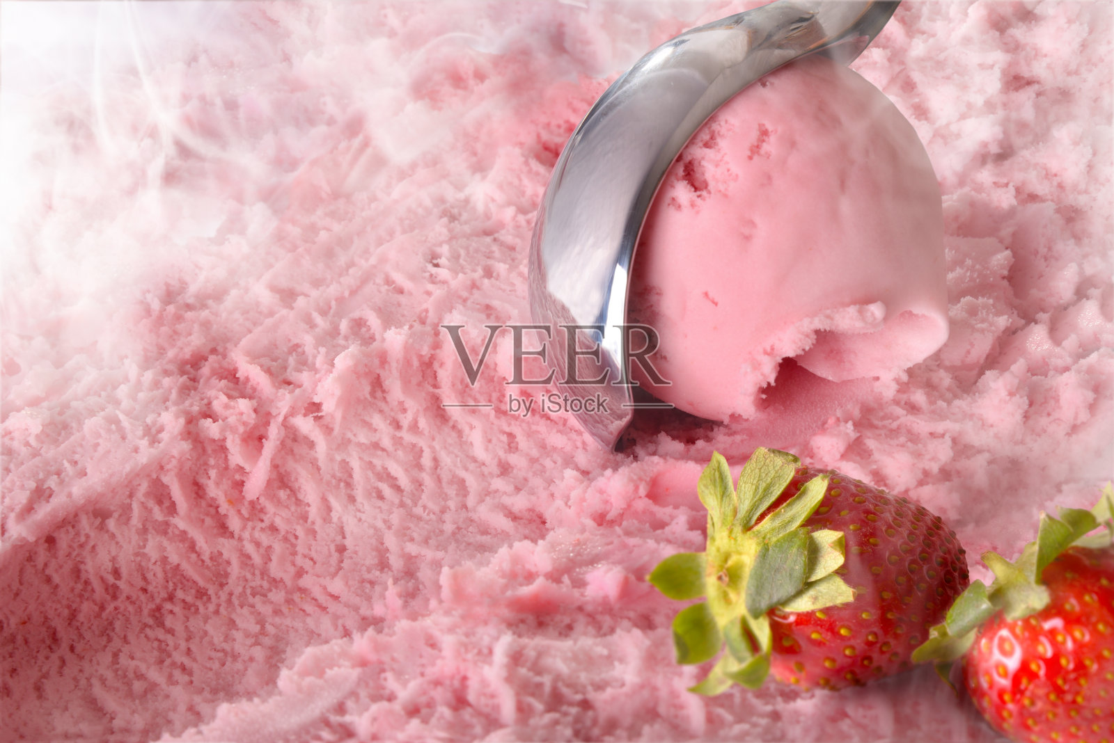 草莓冰淇淋球在冰淇淋容器顶部抬高照片摄影图片