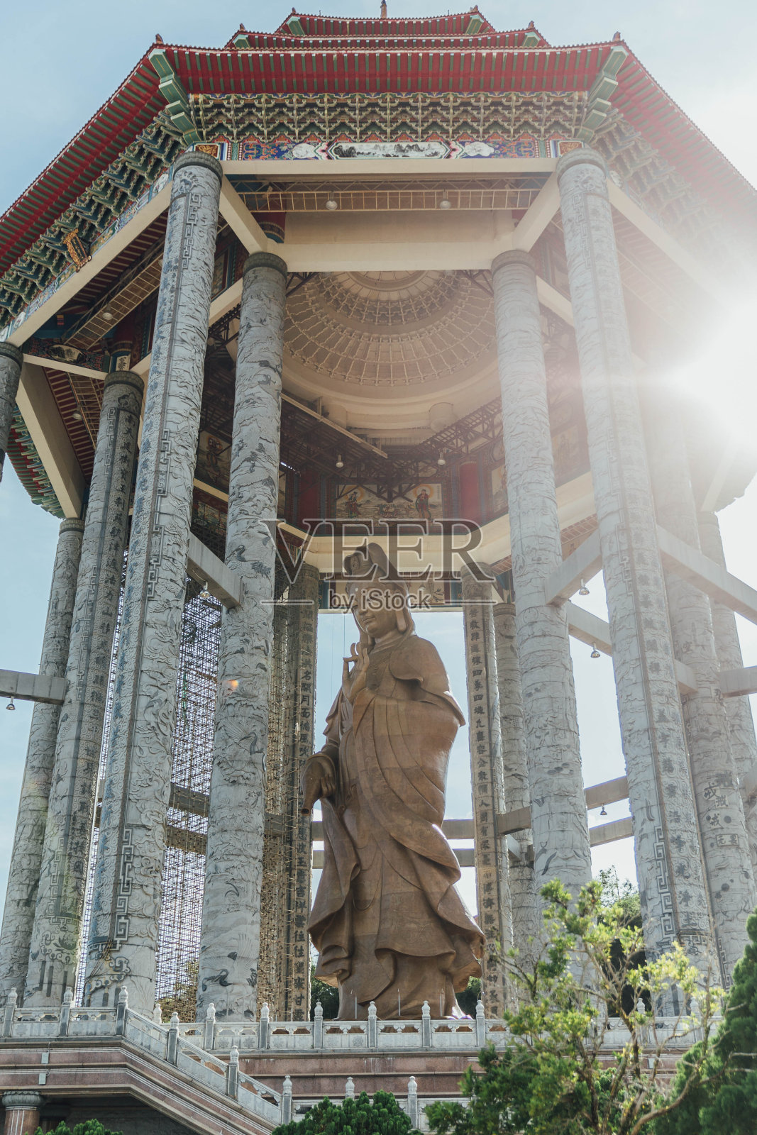 九十九英尺(三十米)高的青铜观音像上的八角形亭子，位于乔治城的克乐寺。游马来西亚。照片摄影图片