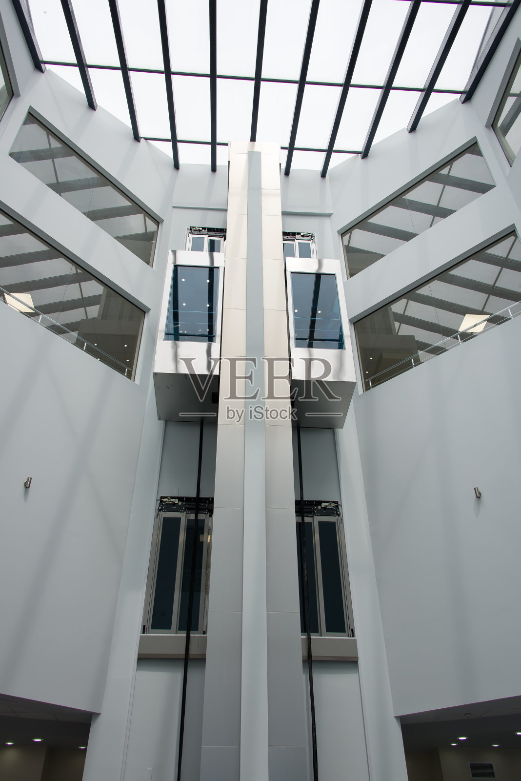 现代建筑中的现代电梯。照片摄影图片