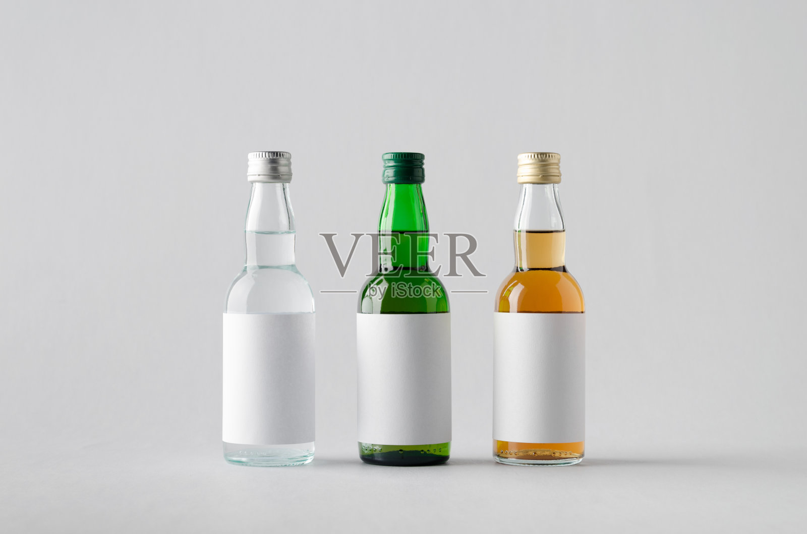 微型烈酒/酒瓶模型-三瓶。空白的标签照片摄影图片