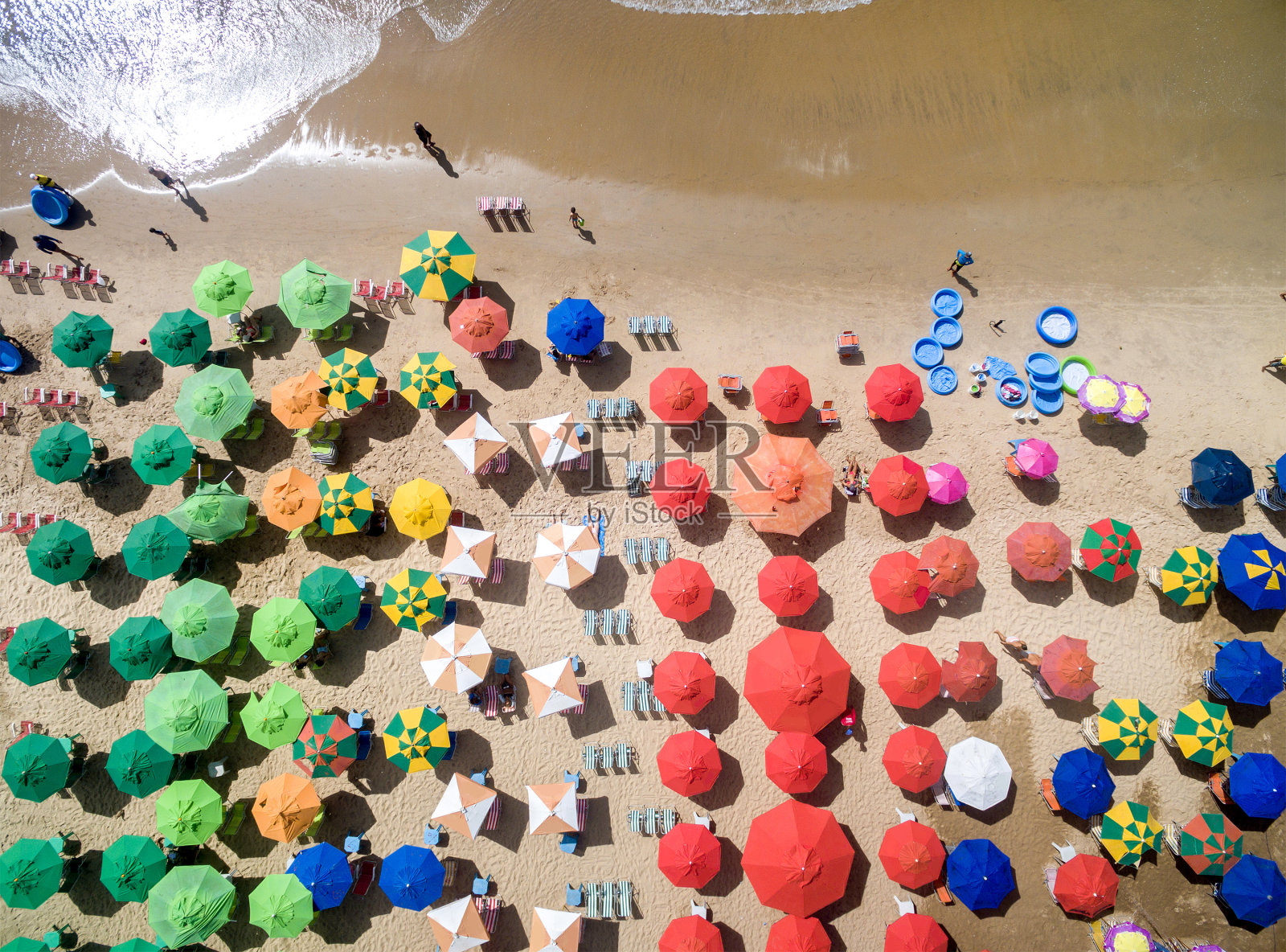 巴西沙滩上五颜六色的雨伞照片摄影图片