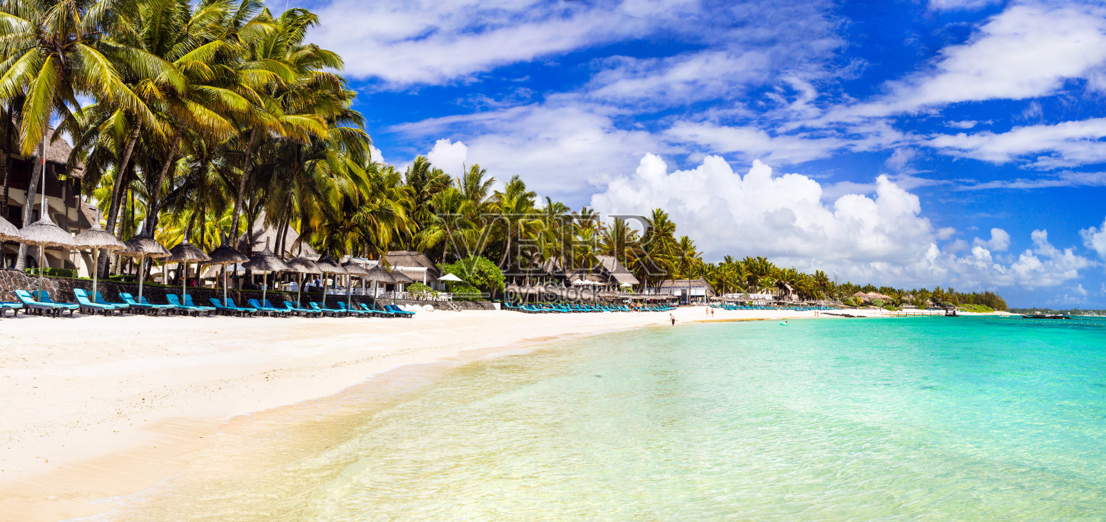 毛里求斯岛令人惊叹的长长的白色沙滩。热带度假风景照片摄影图片