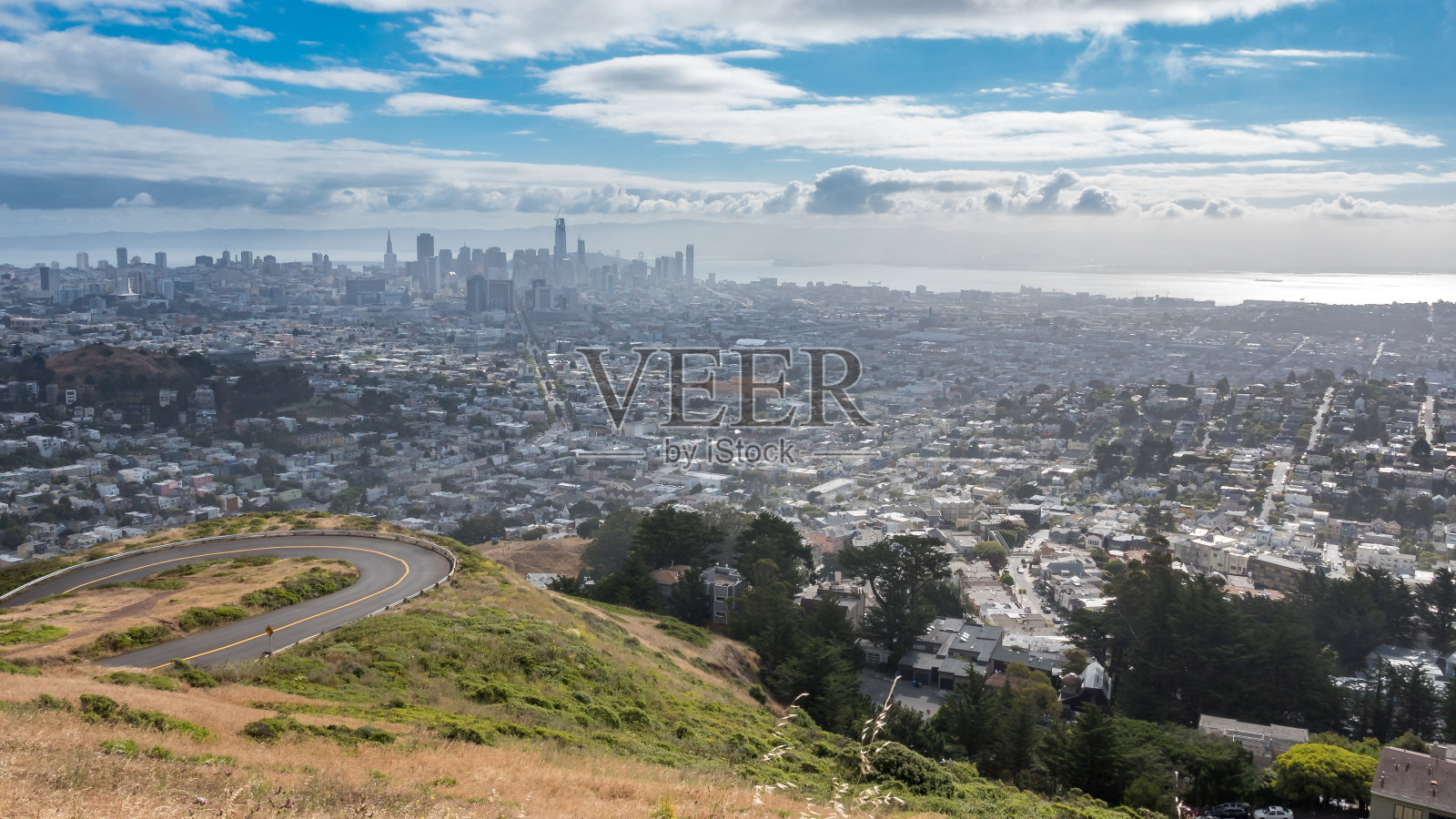 锐利的曲线与雾蒙蒙的旧金山在背景照片摄影图片