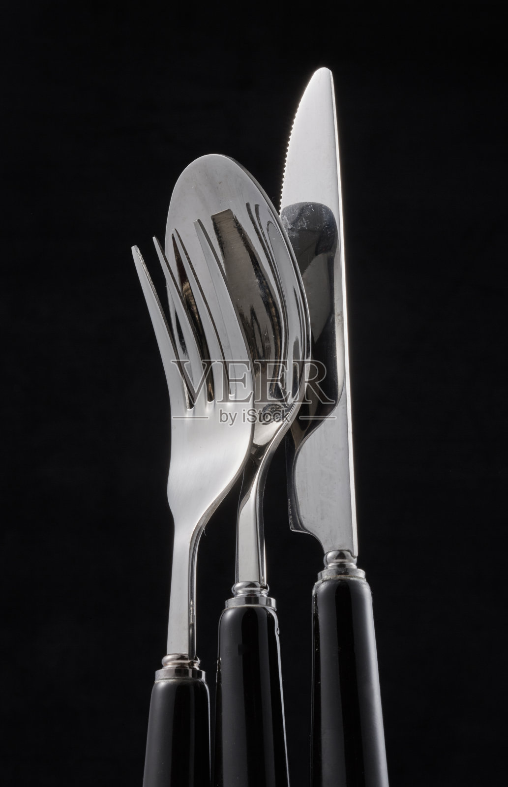 特写银器刀和叉勺，在黑色的背景照片摄影图片