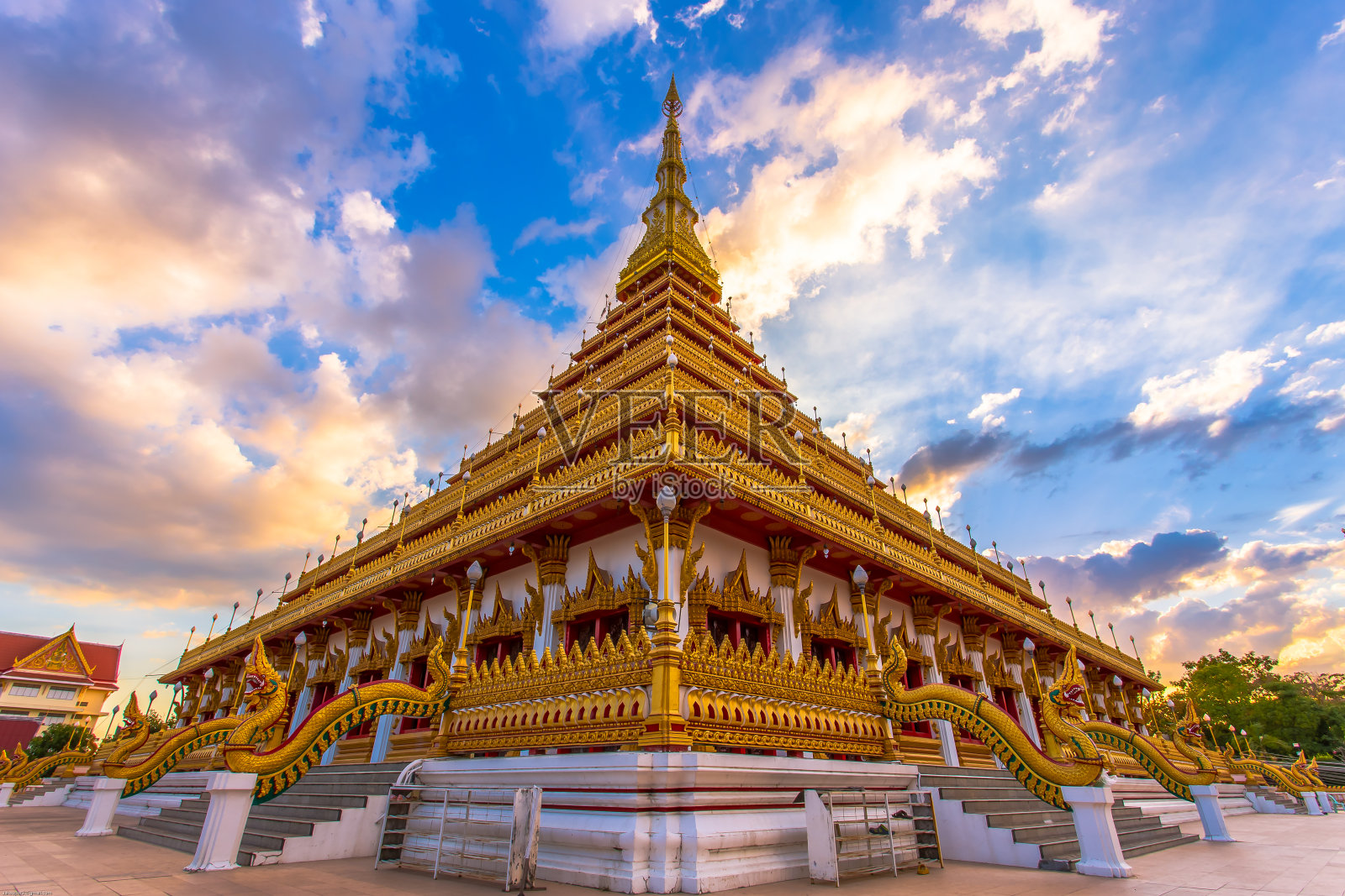 泰国金殿泰国佛像建筑，泰国孔坎城景观照片摄影图片